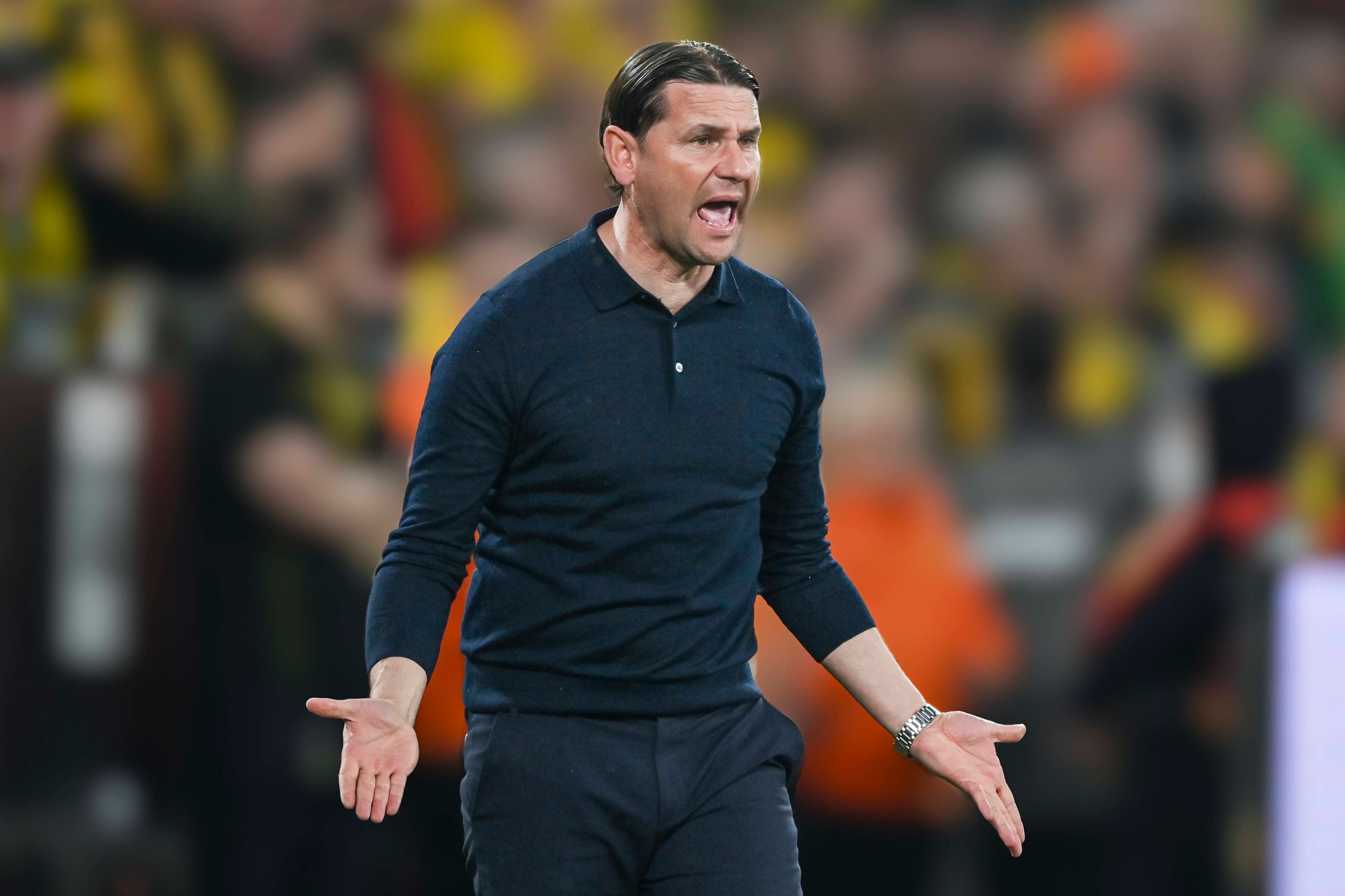 Gerardo Seoane gestikuliert an der Seitenlinie.