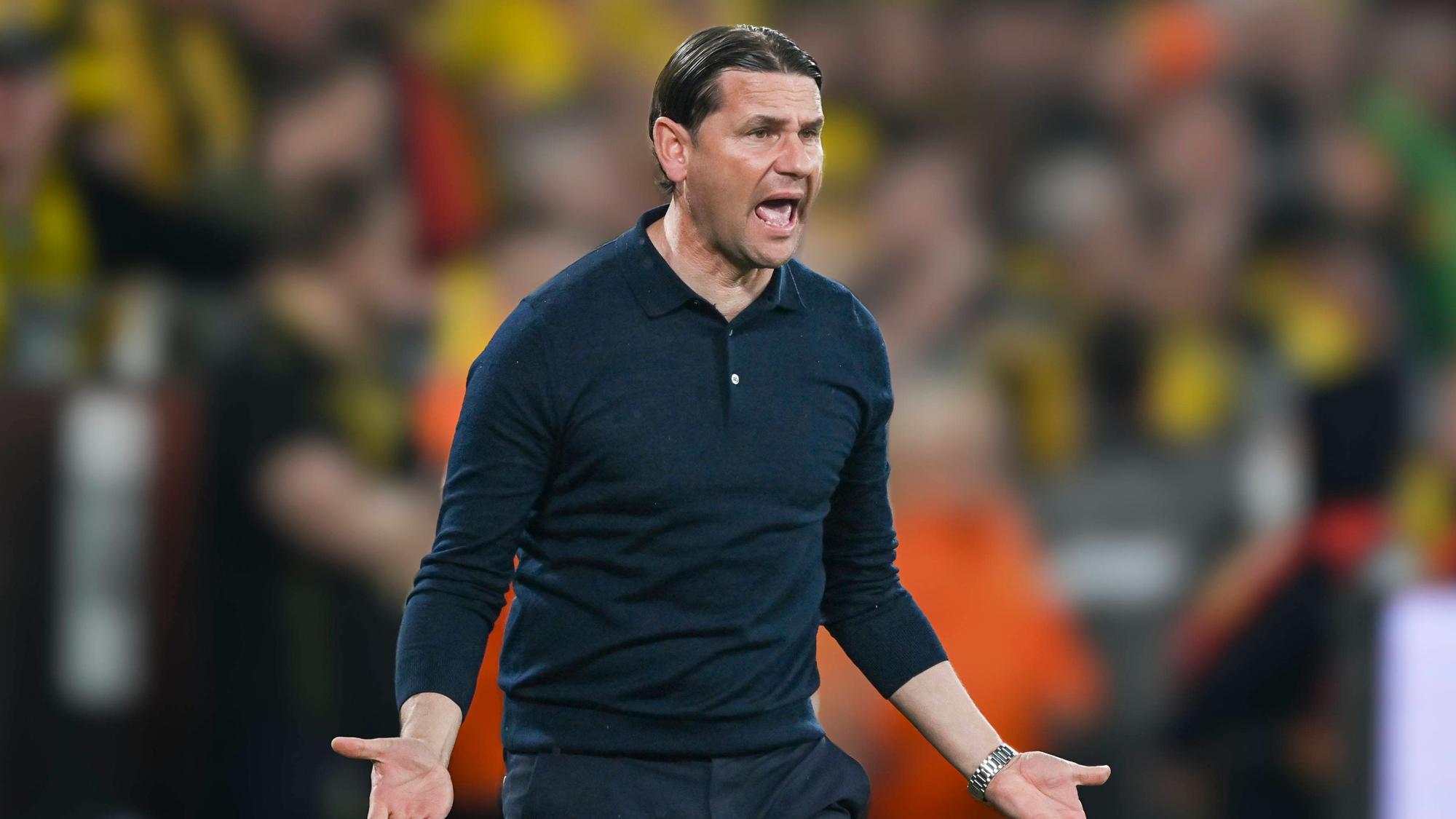 Gerardo Seoane gestikuliert an der Seitenlinie.