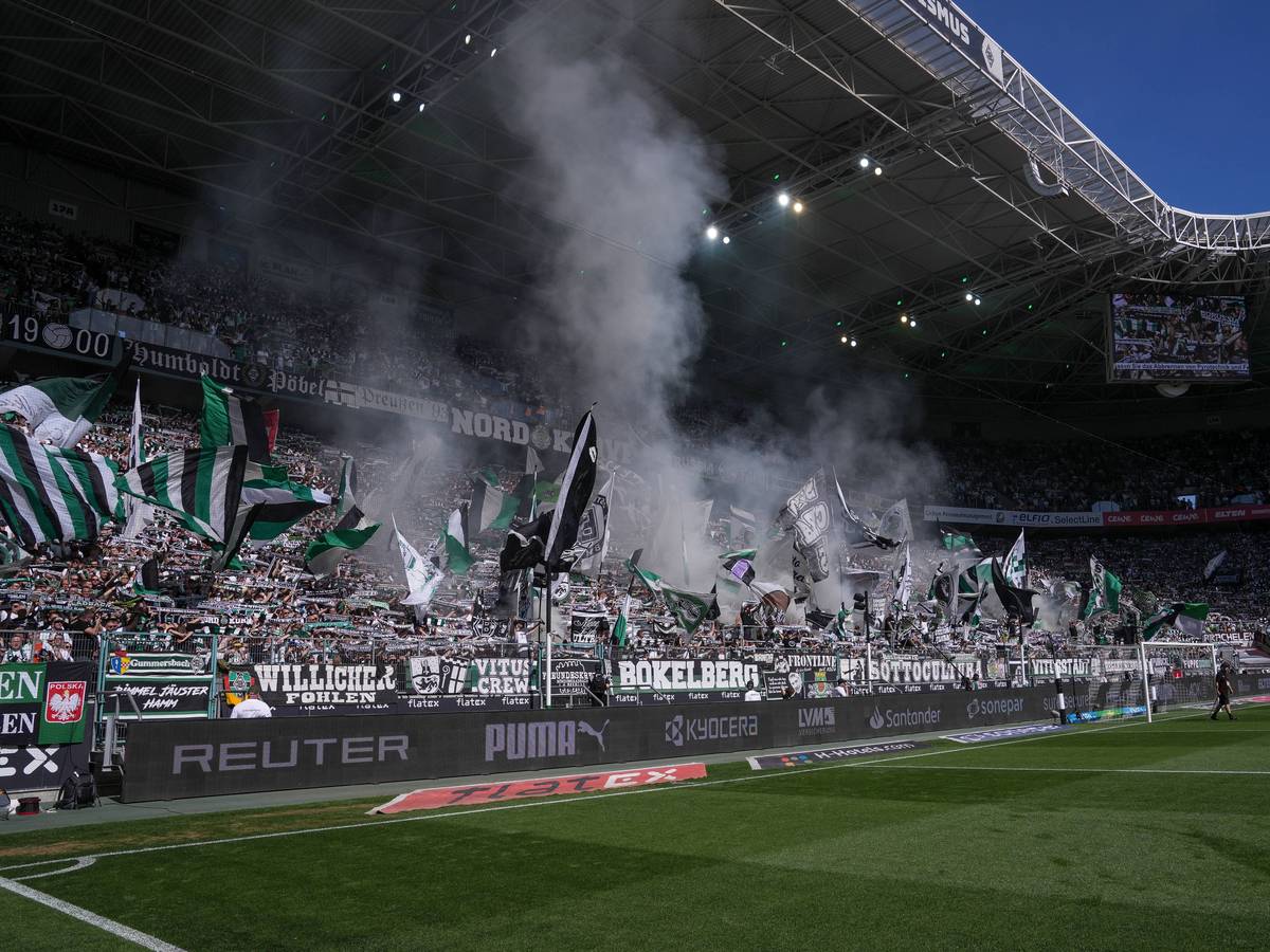 Fans von Borussia Mönchengladbach in der Nordkurve.