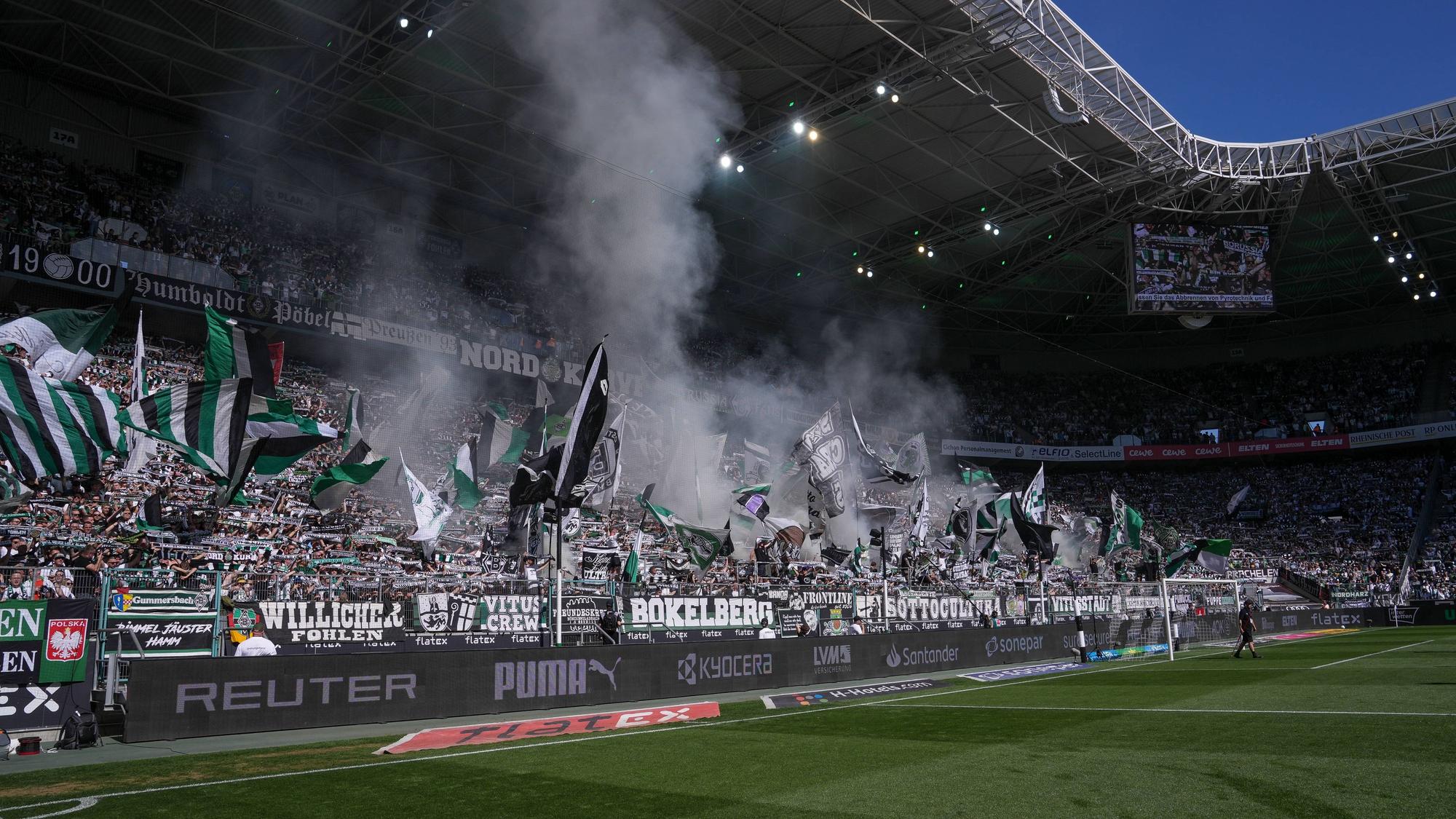 Fans von Borussia Mönchengladbach in der Nordkurve.