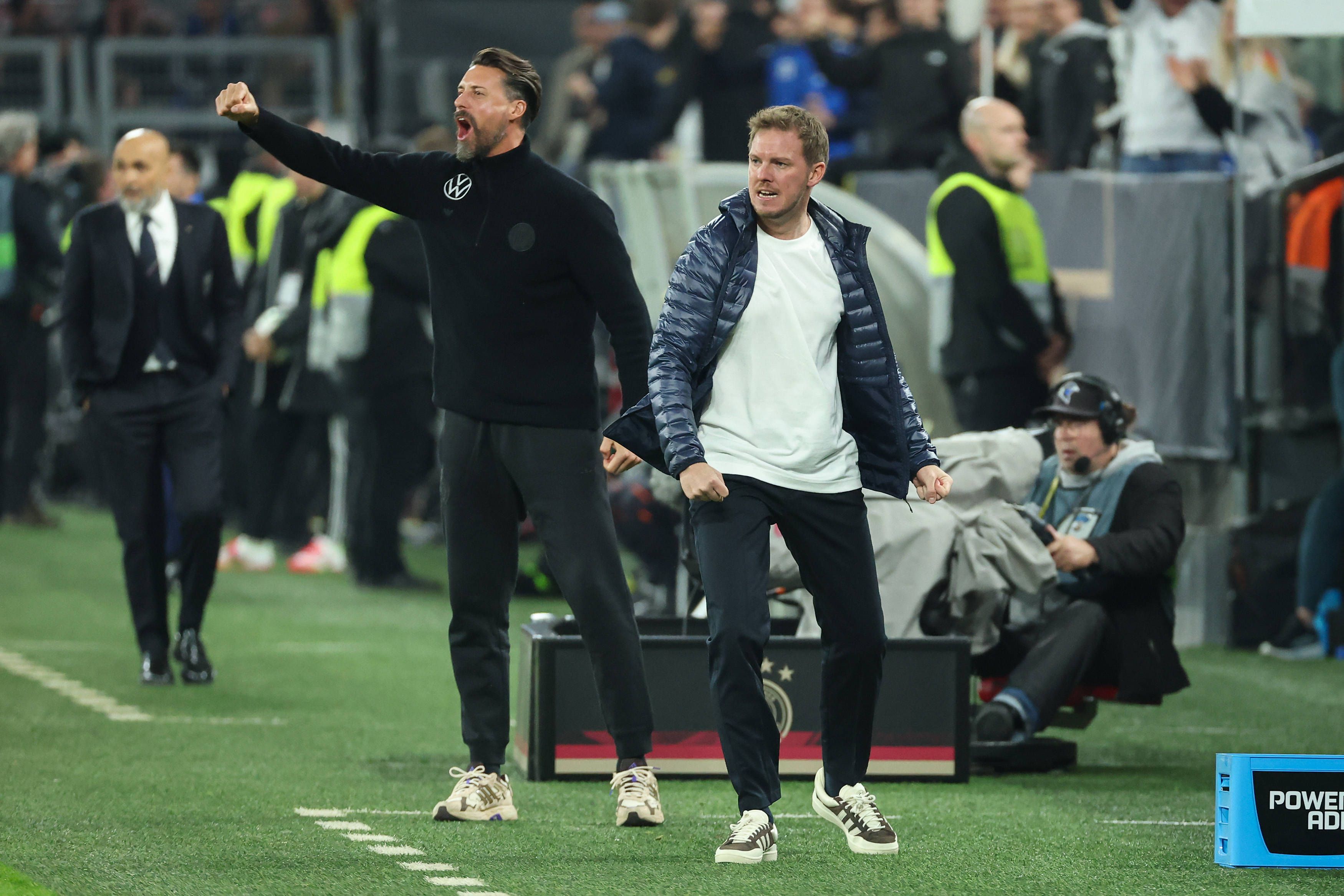 Julian Nagelsmann und Sandro Wagner jubeln an der Seitenlinie.