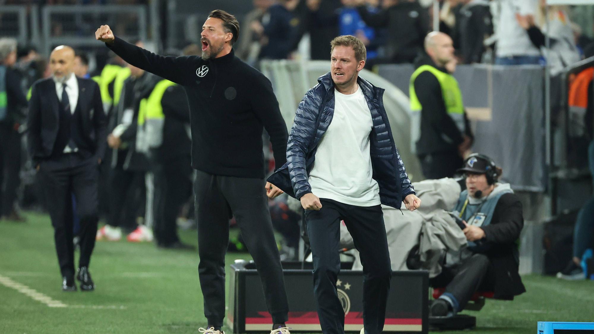Julian Nagelsmann und Sandro Wagner jubeln an der Seitenlinie.