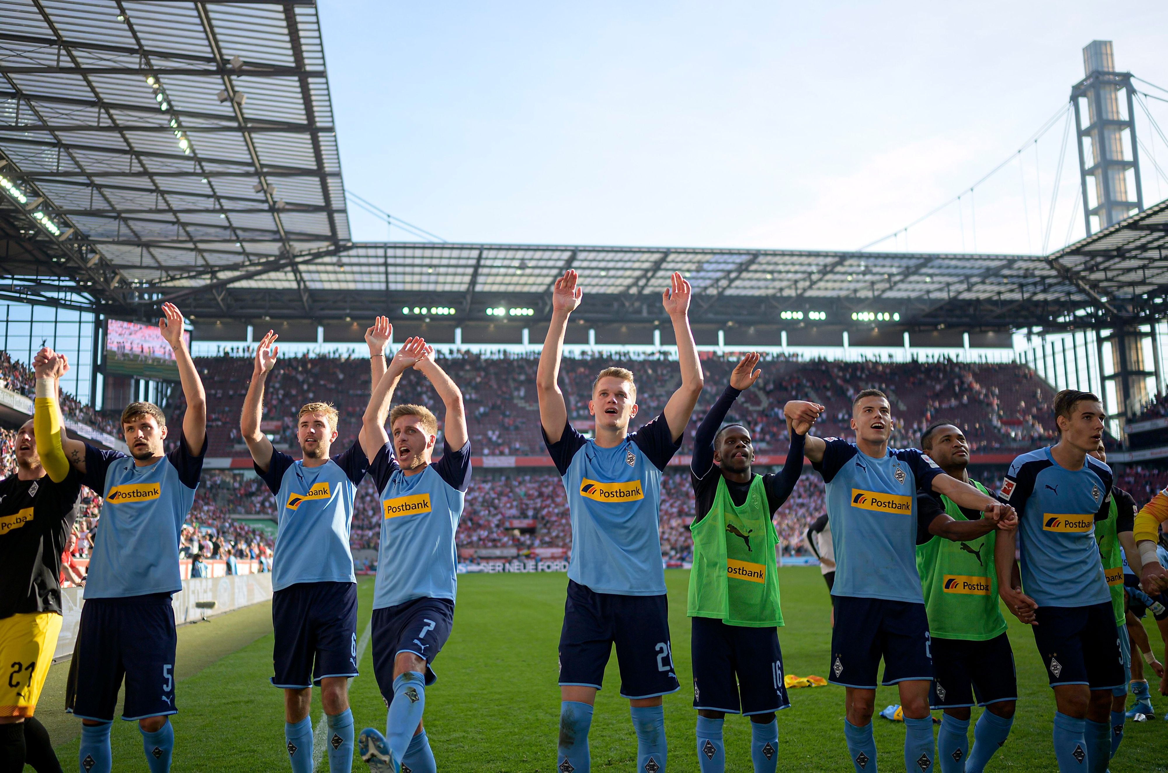 Die Spieler von Borussia Mönchengladbach machen die La-Ola vor den Fans.