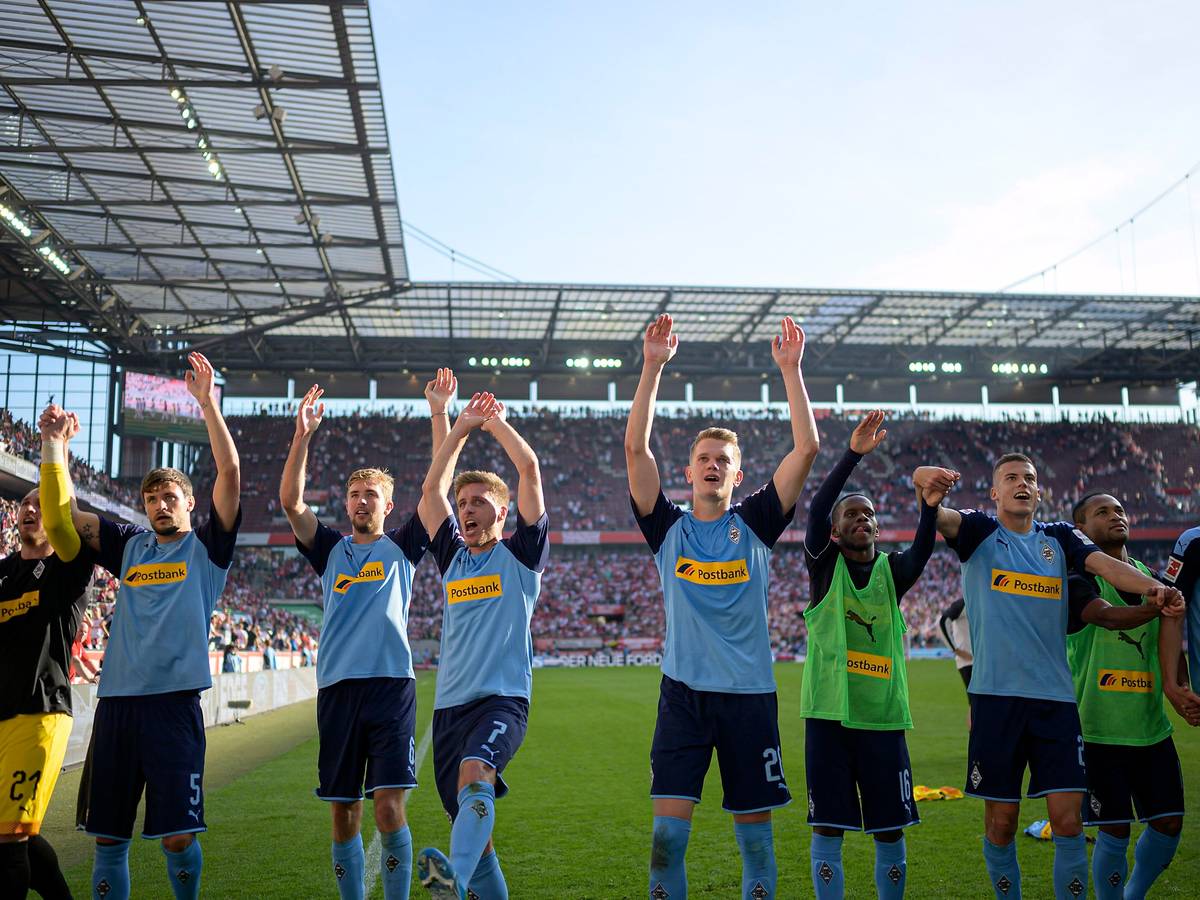 Die Spieler von Borussia Mönchengladbach machen die La-Ola vor den Fans.