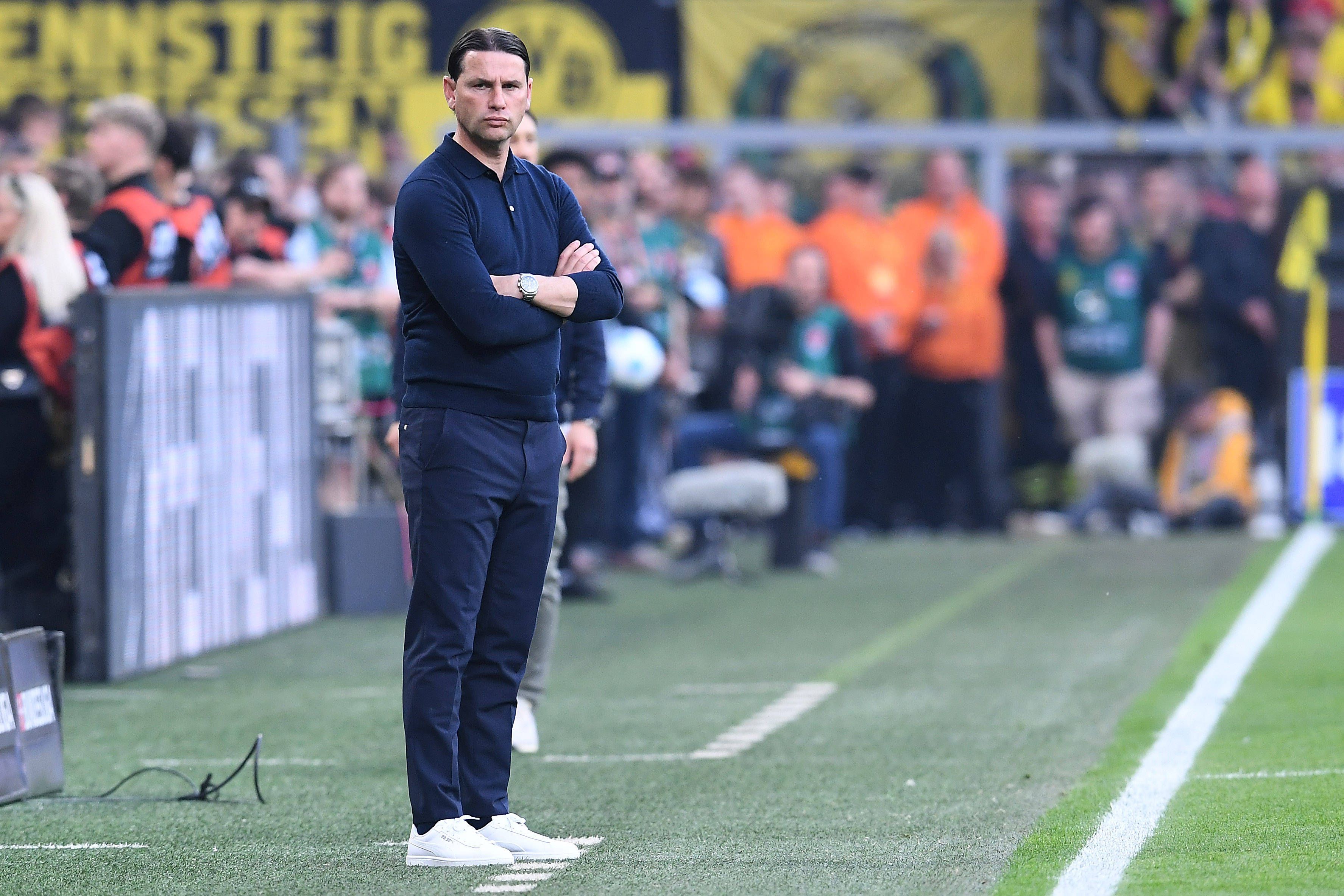 Gerardo Seoane steht mit verschränkten Armen an der Seitenlinie.