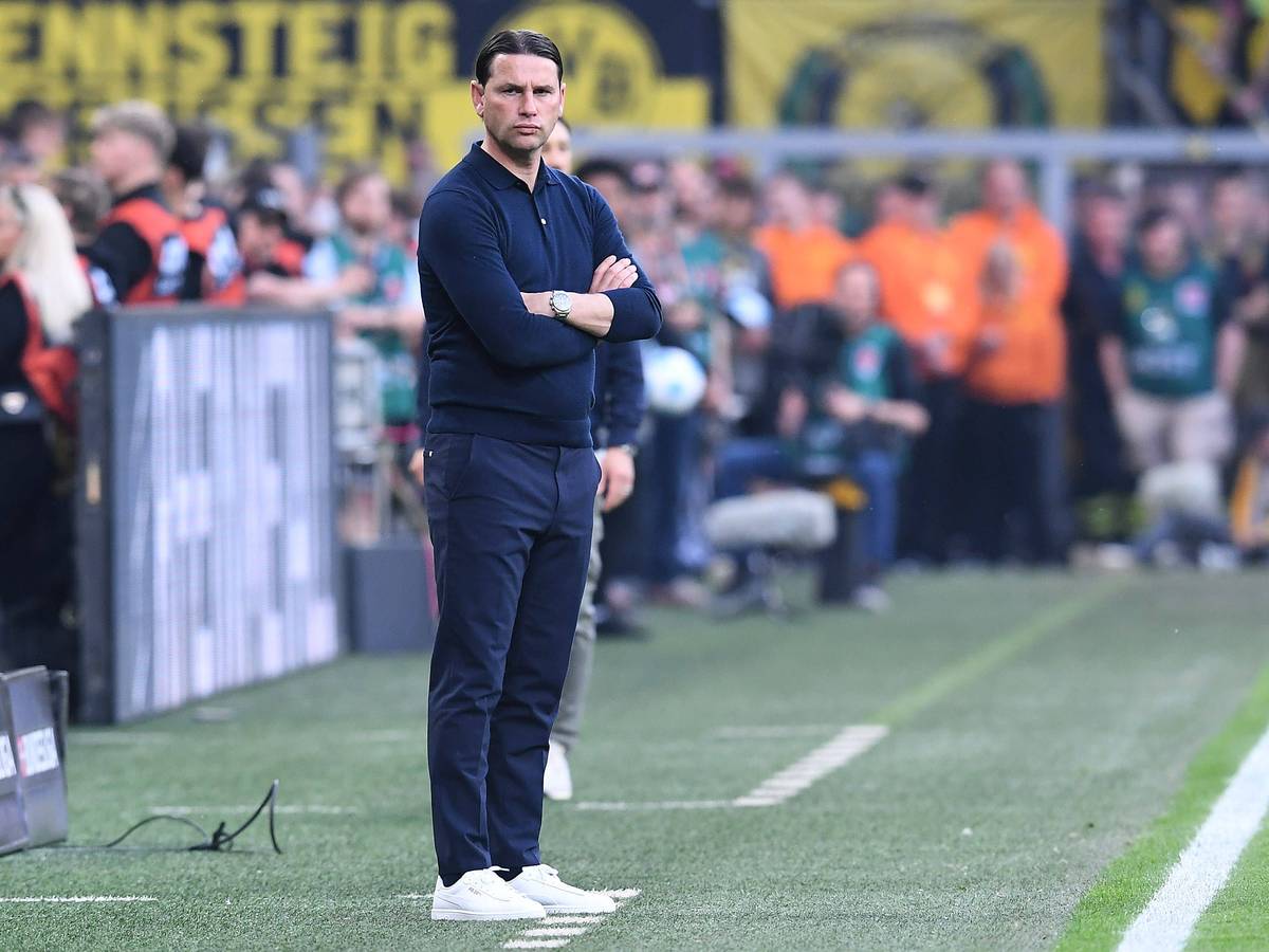Gerardo Seoane steht mit verschränkten Armen an der Seitenlinie.