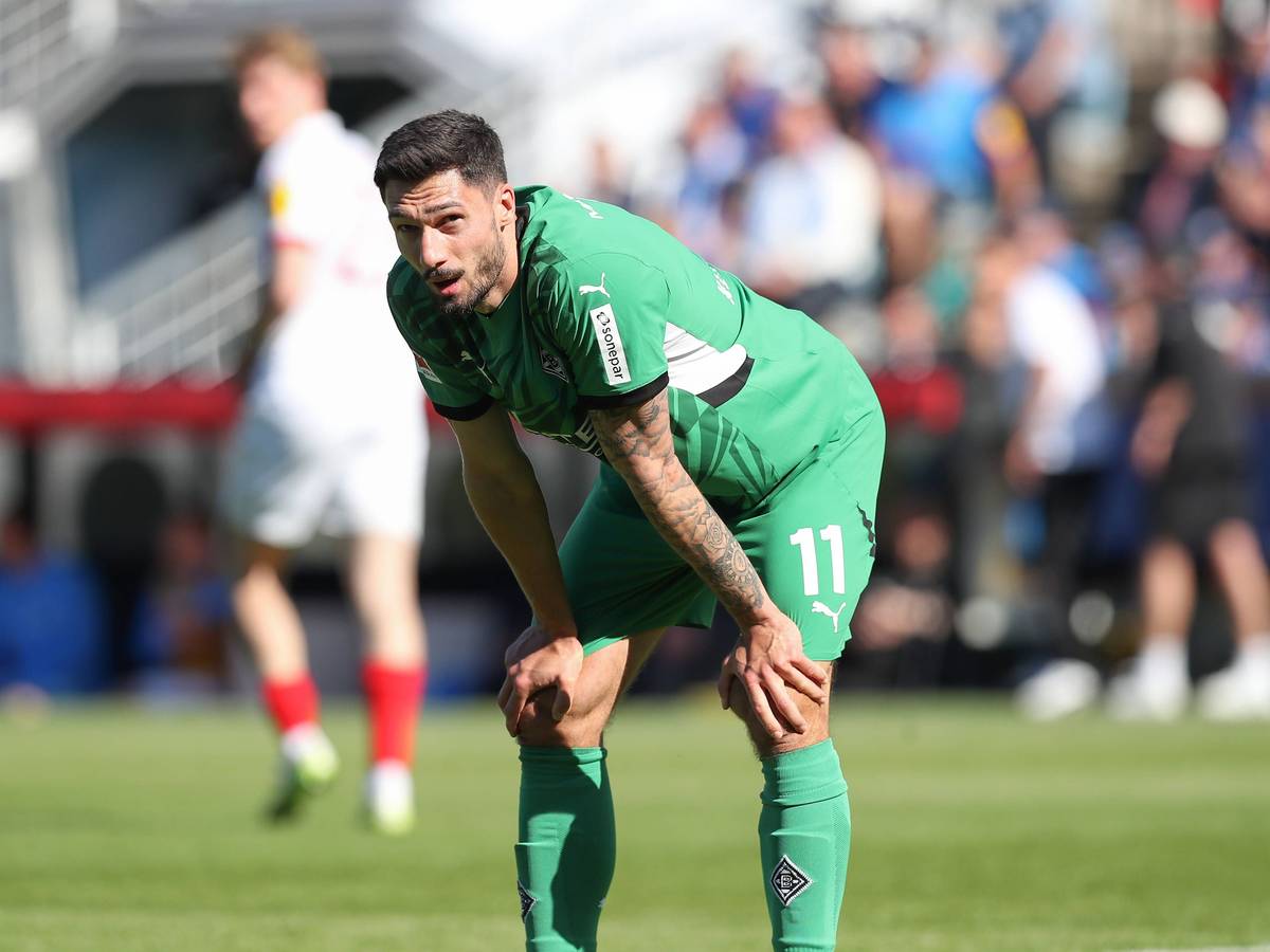 Tim Kleindienst stützt sich auf seine Knie.