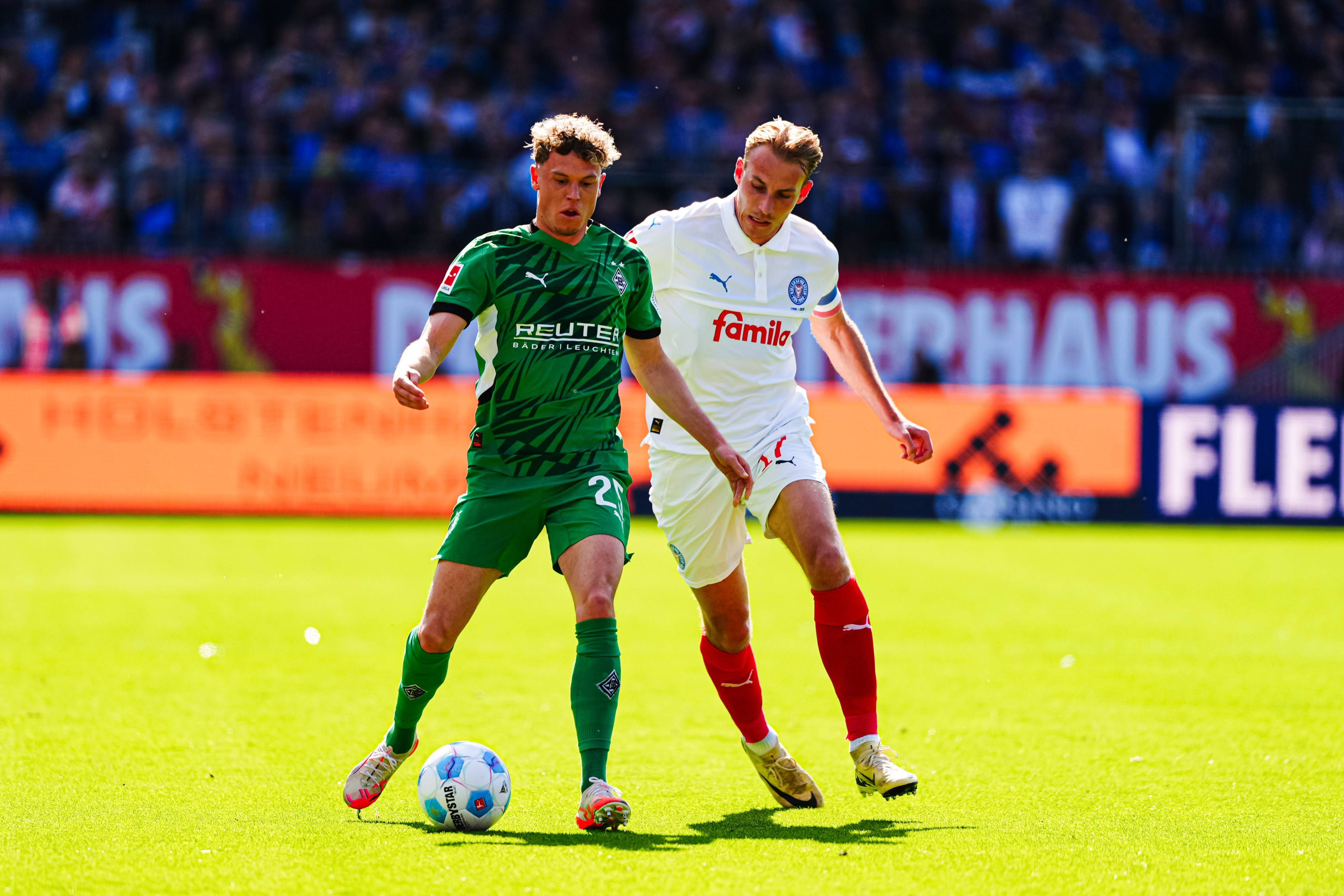 Robin Hack und Timo Becker im Zweikampf.