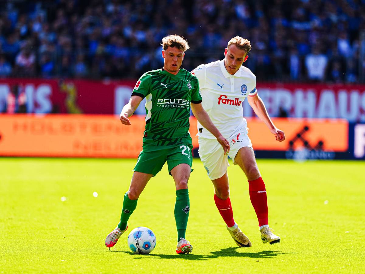 Robin Hack und Timo Becker im Zweikampf.