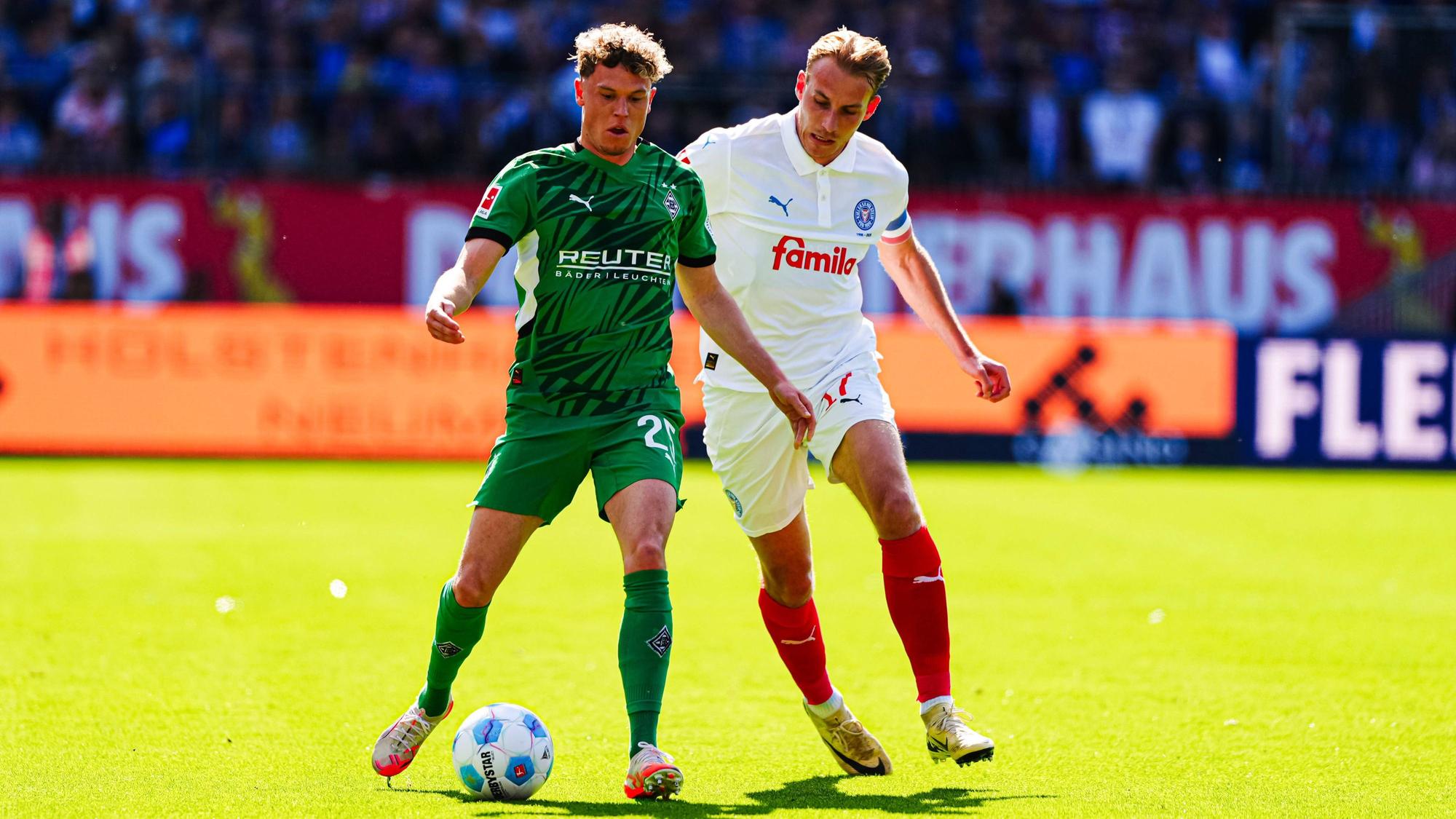 Robin Hack und Timo Becker im Zweikampf.
