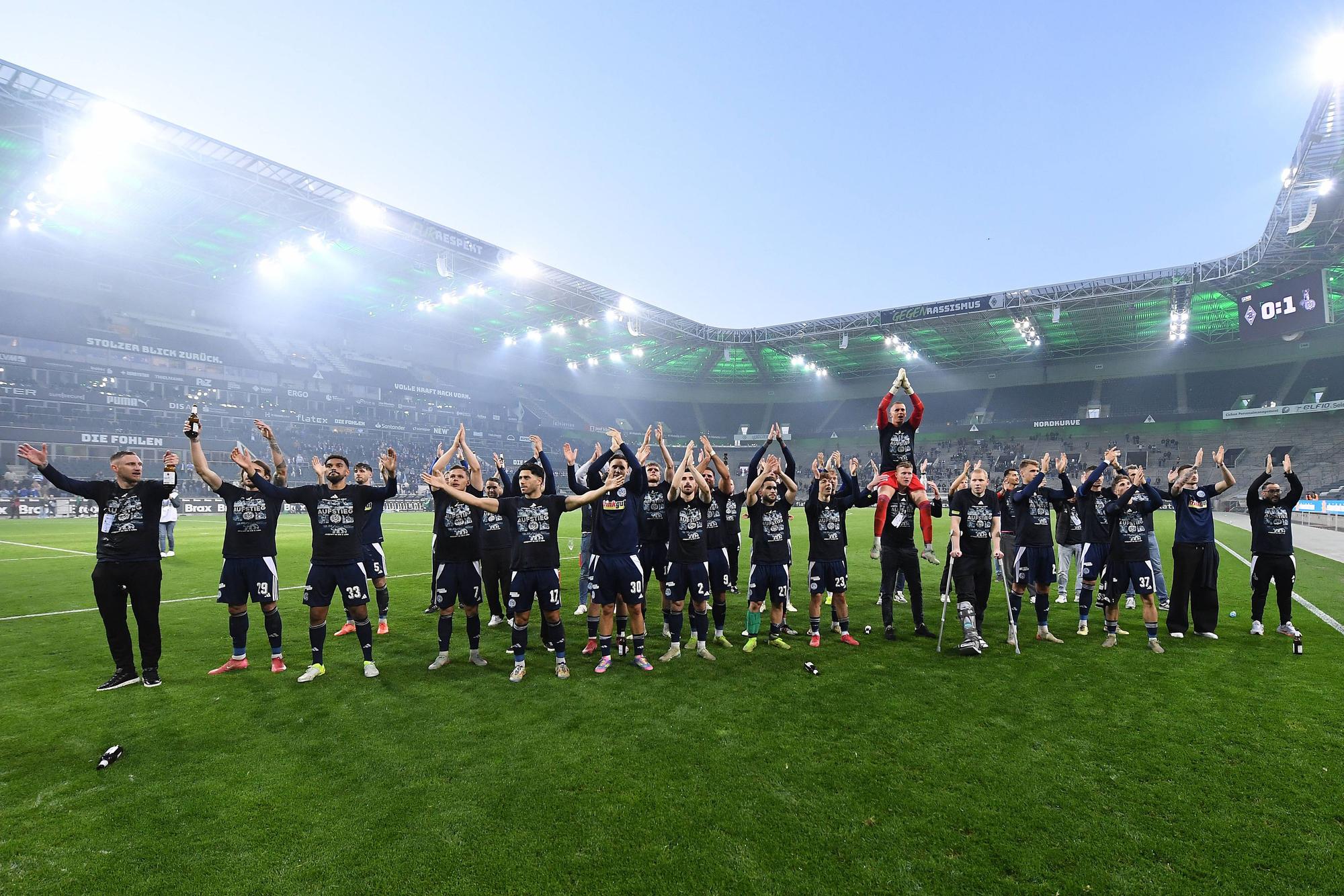 Der MSV Duisburg feiert im Borussia-Park den Aufstieg.