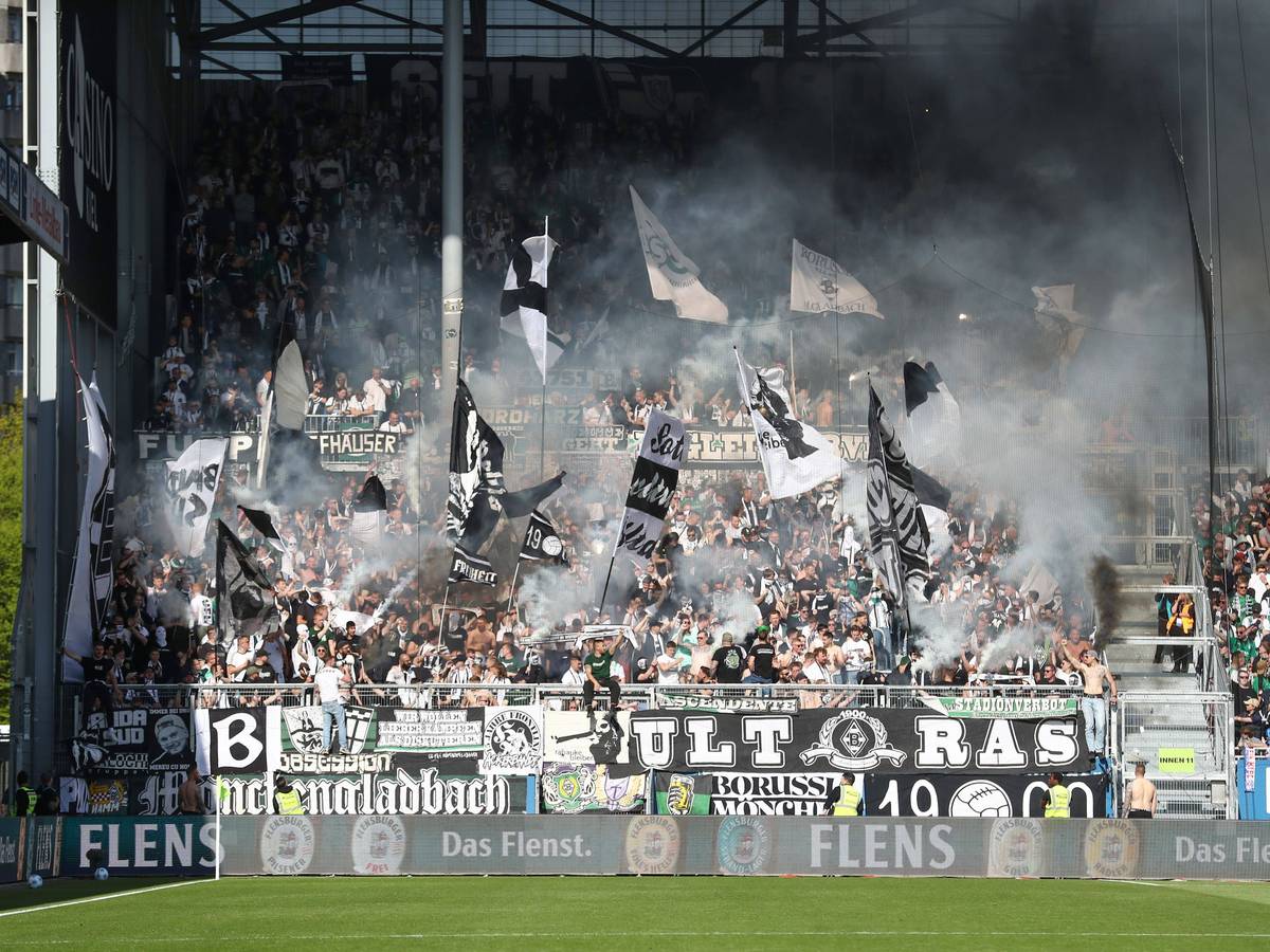 Gladbach-Fans wedeln Fähnchen und zünden Rauchbomben.