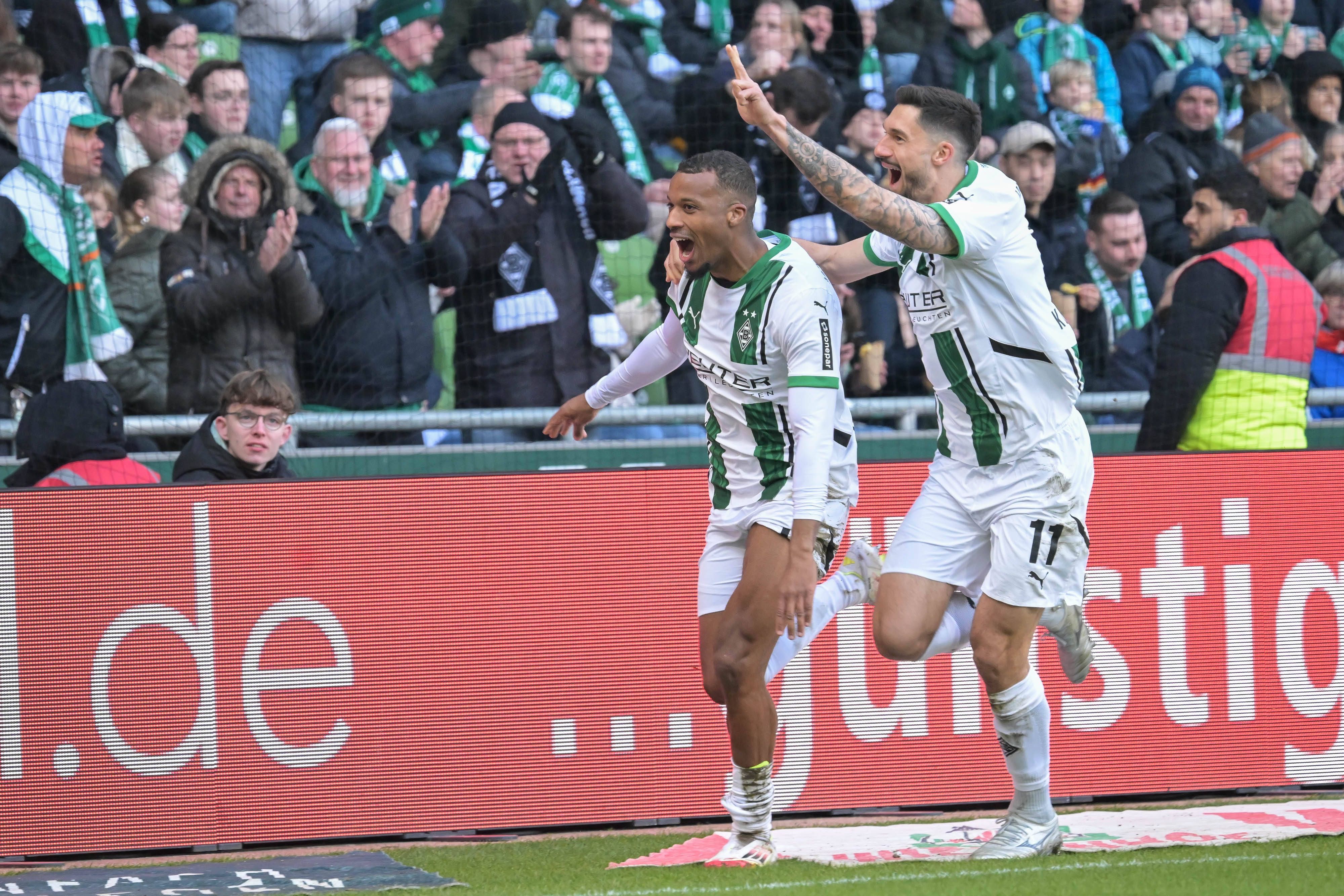Alassane Plea und Tim Kleindienst jubeln im Borussia-Park.