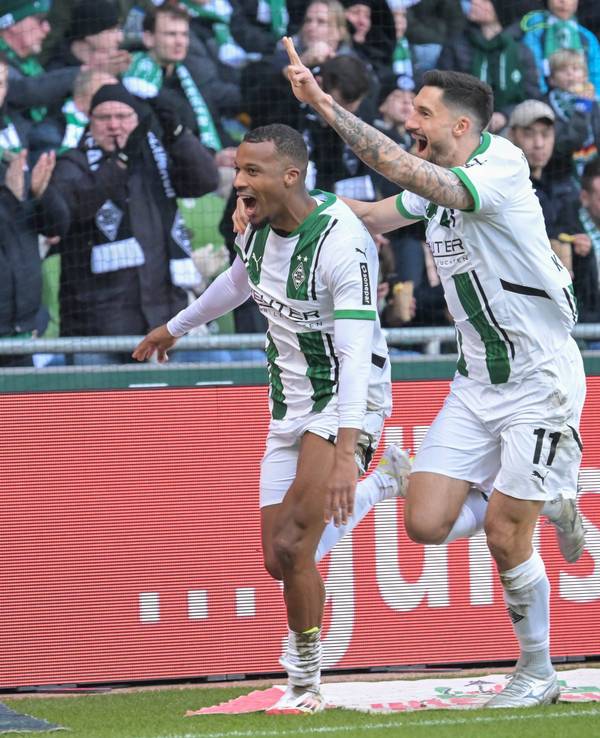 Alassane Plea und Tim Kleindienst jubeln im Borussia-Park.