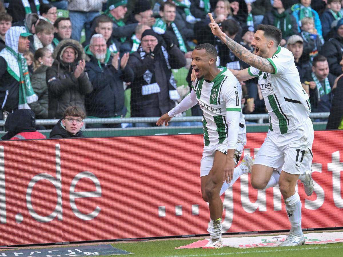 Alassane Plea und Tim Kleindienst jubeln im Borussia-Park.