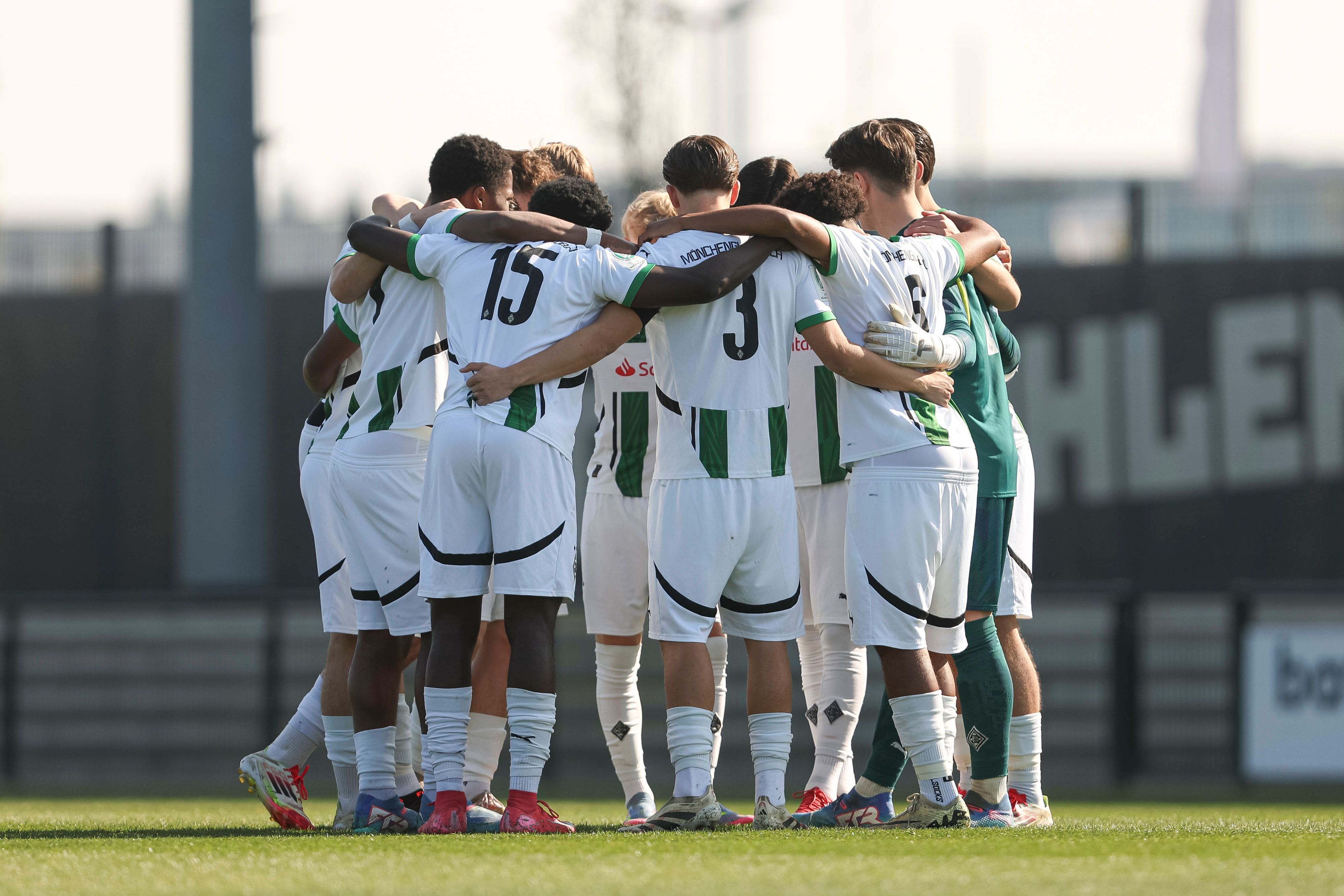 Die U19 von Borussia Mönchengladbach im Mannschaftskreis.