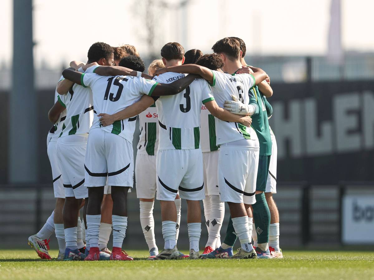 Die U19 von Borussia Mönchengladbach im Mannschaftskreis.