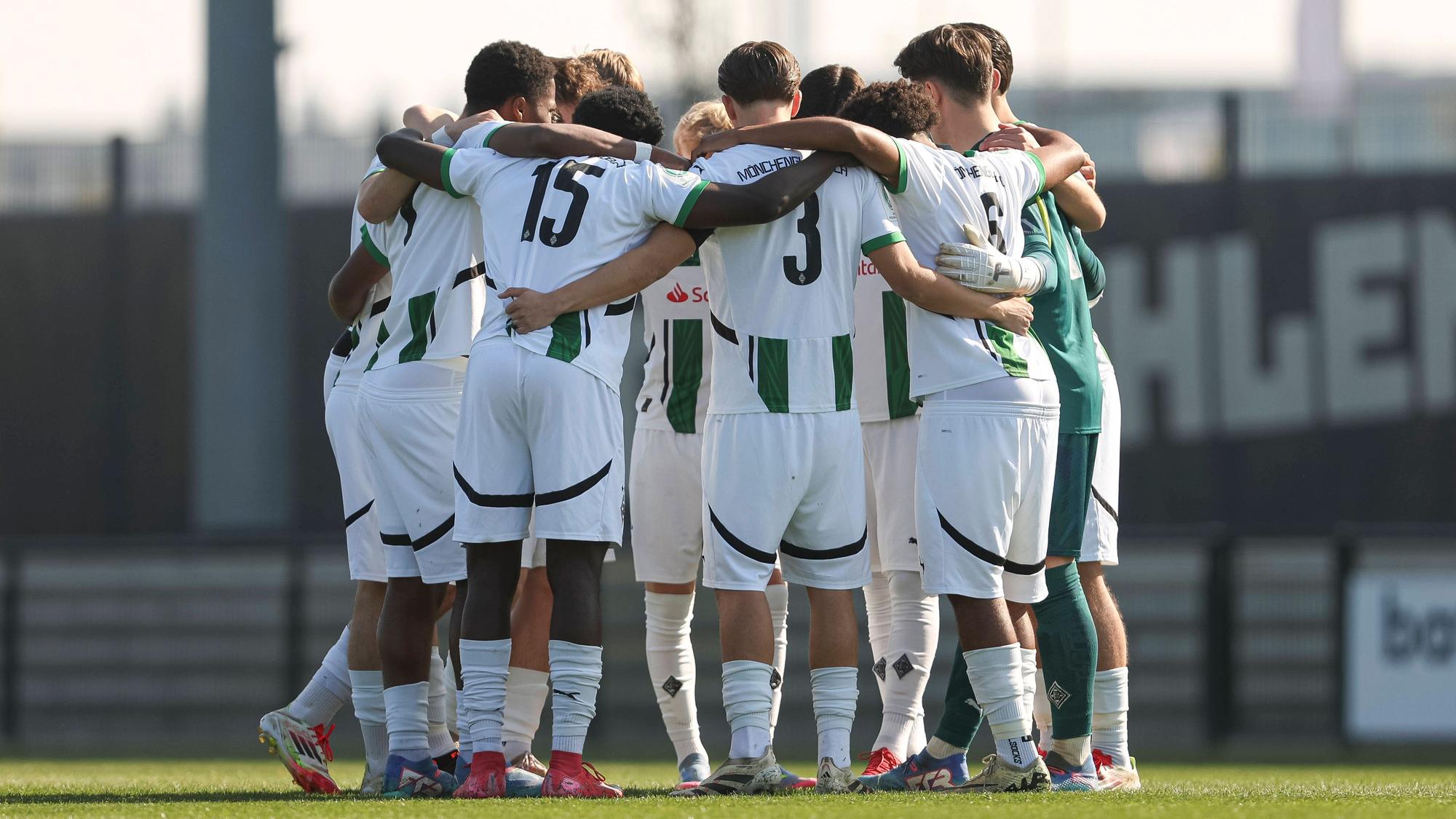 Die U19 von Borussia Mönchengladbach im Mannschaftskreis.