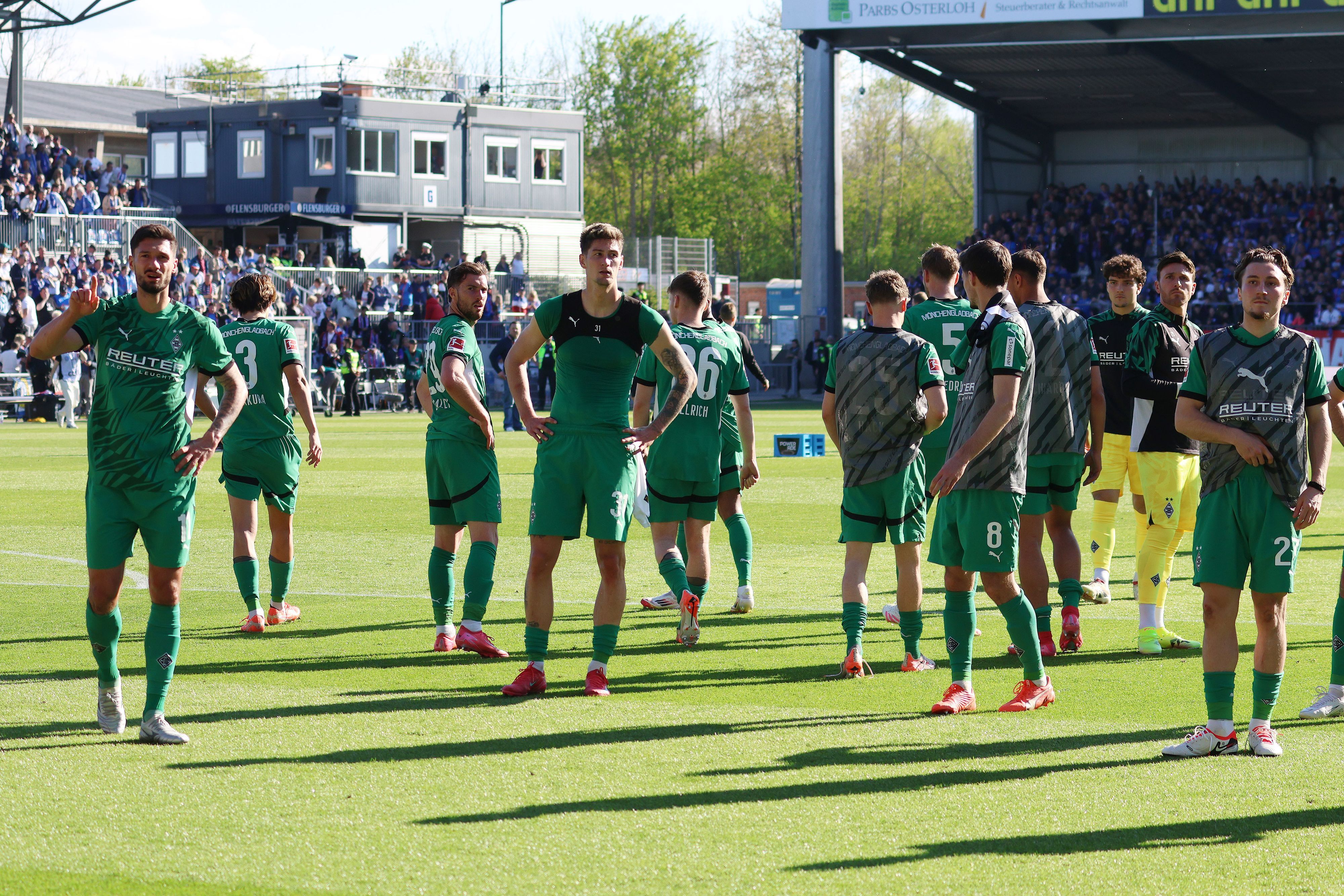 Die Gladbach-Spieler auf dem Feld in Kiel.