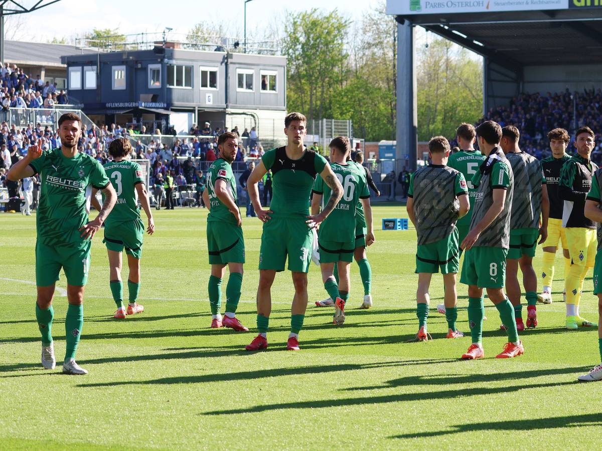 Die Gladbach-Spieler auf dem Feld in Kiel.