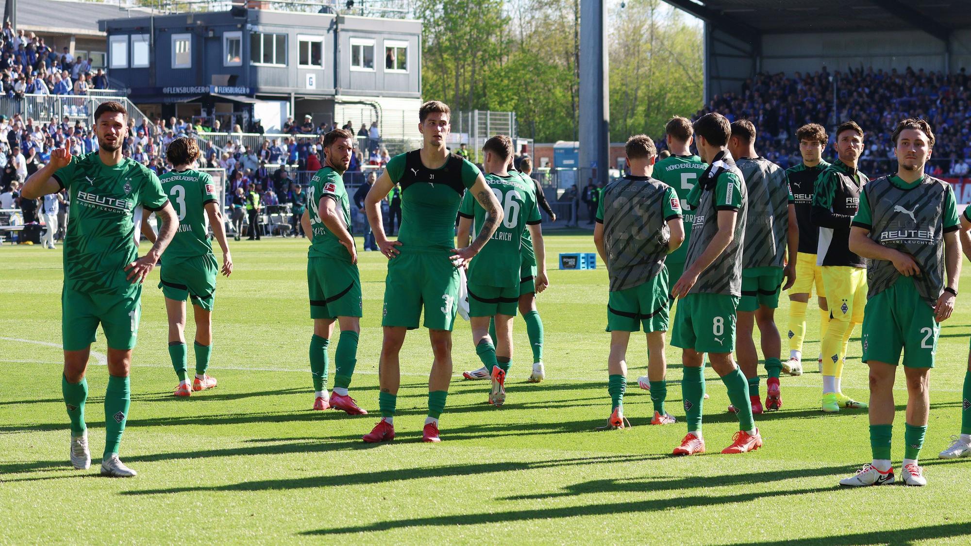 Die Gladbach-Spieler auf dem Feld in Kiel.