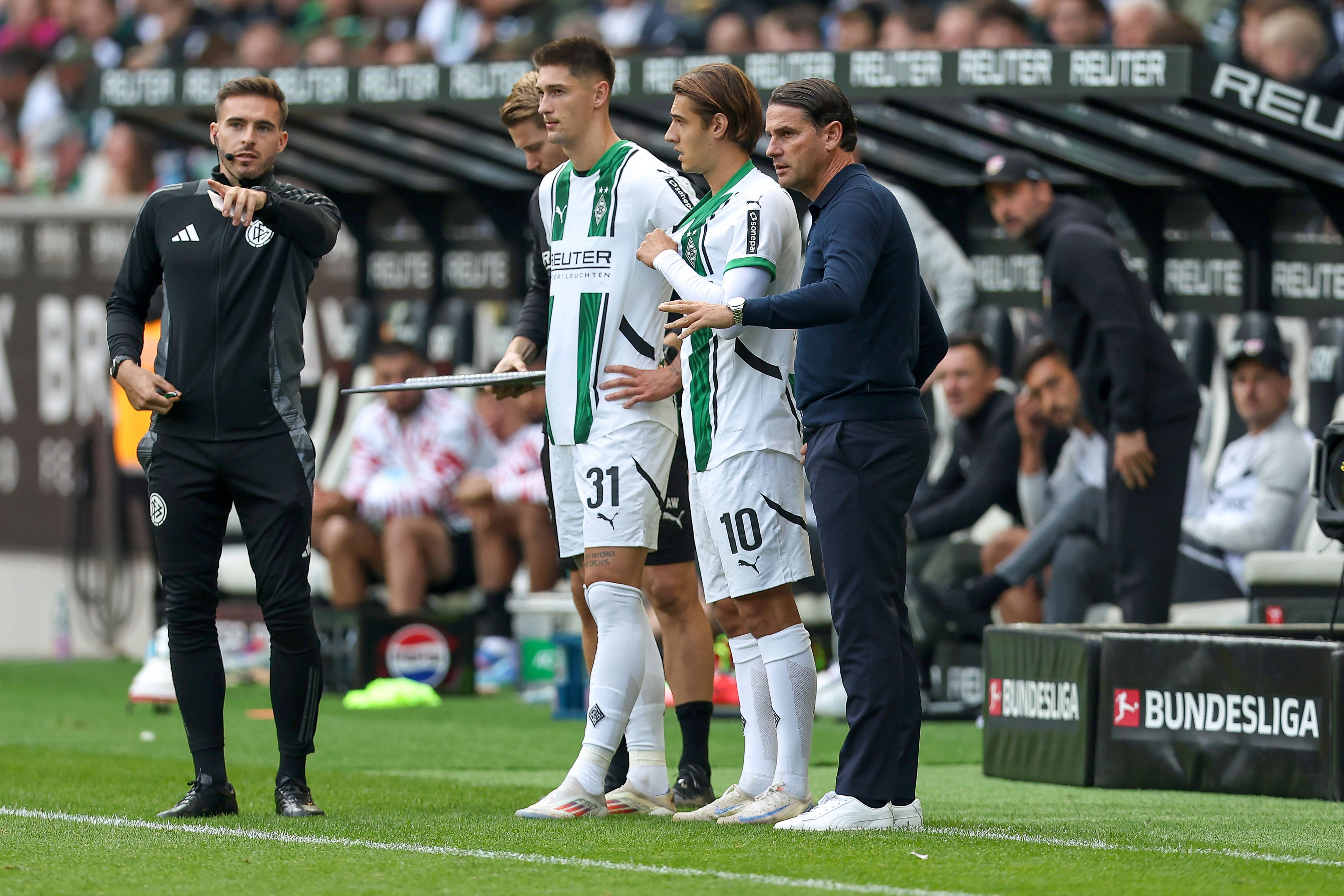 Gerardo Seoane, Tomas Cvancara und Florian Neuhaus bei einer Einwechslung.
