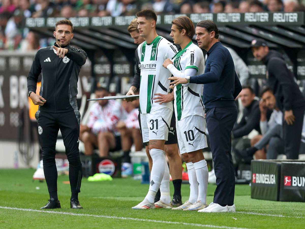 Gerardo Seoane, Tomas Cvancara und Florian Neuhaus bei einer Einwechslung.