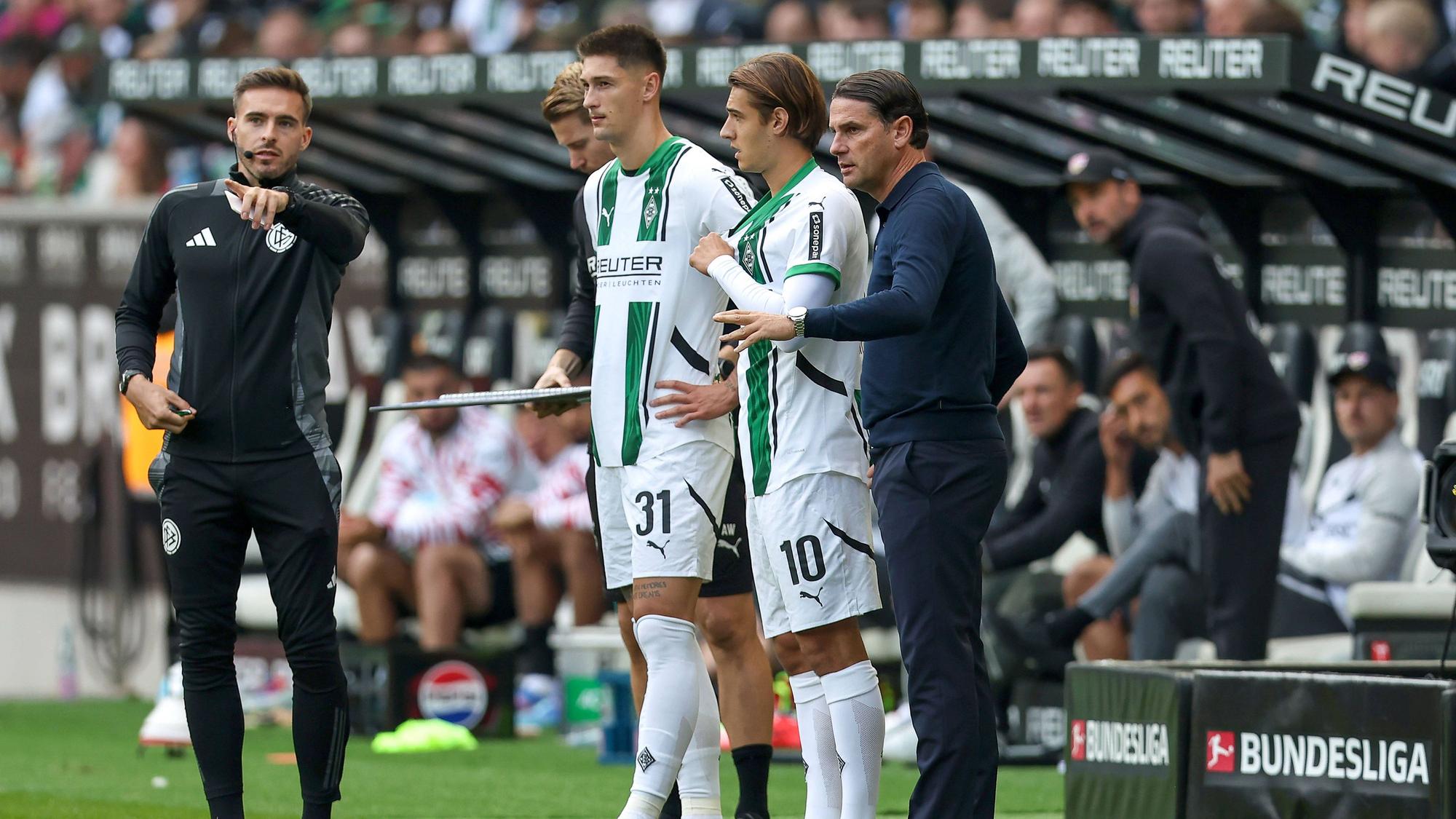 Gerardo Seoane, Tomas Cvancara und Florian Neuhaus bei einer Einwechslung.