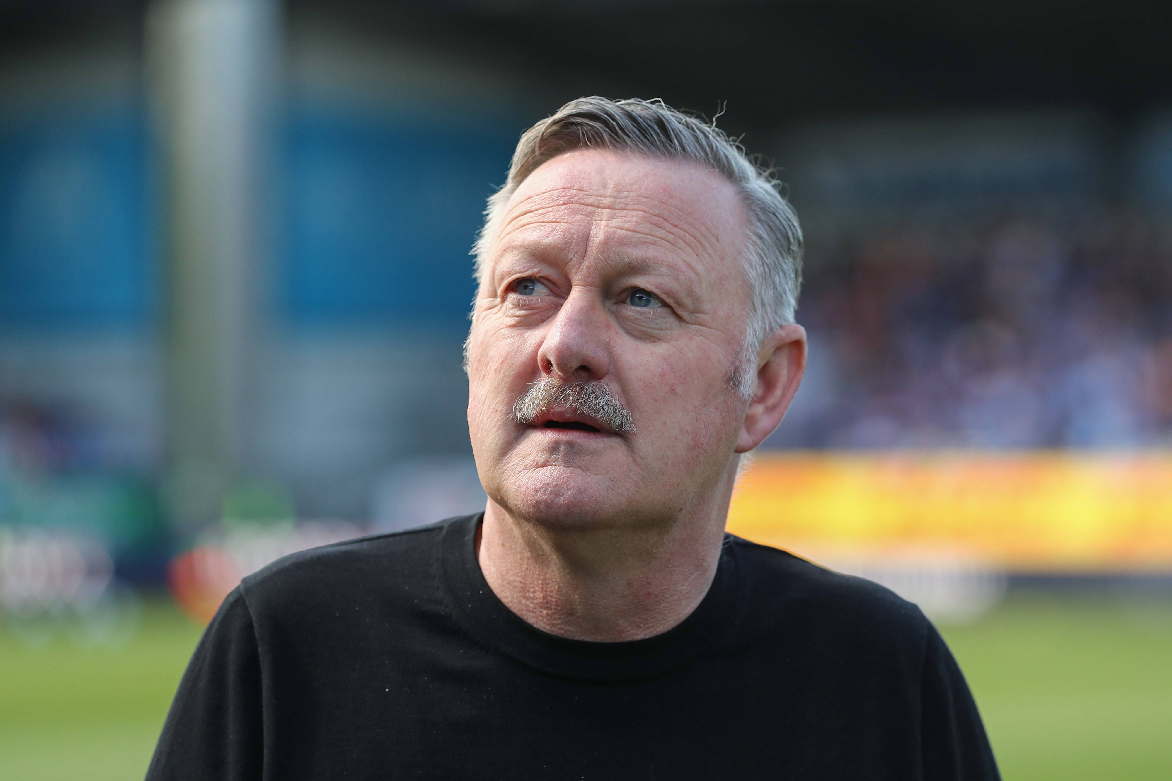Gladbach-Sportchef Roland Virkus am 26. April 2025 beim Duell gegen Holstein Kiel.