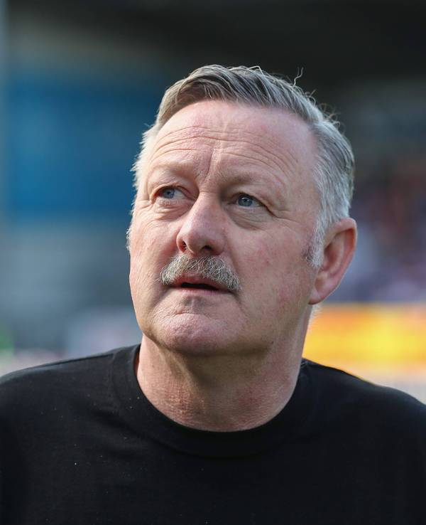 Gladbach-Sportchef Roland Virkus am 26. April 2025 beim Duell gegen Holstein Kiel.