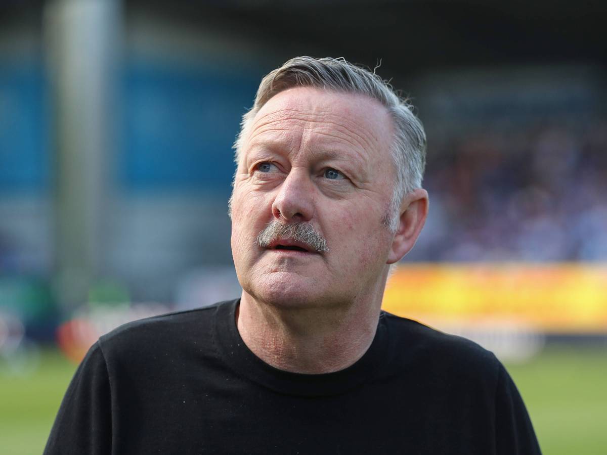 Gladbach-Sportchef Roland Virkus am 26. April 2025 beim Duell gegen Holstein Kiel.