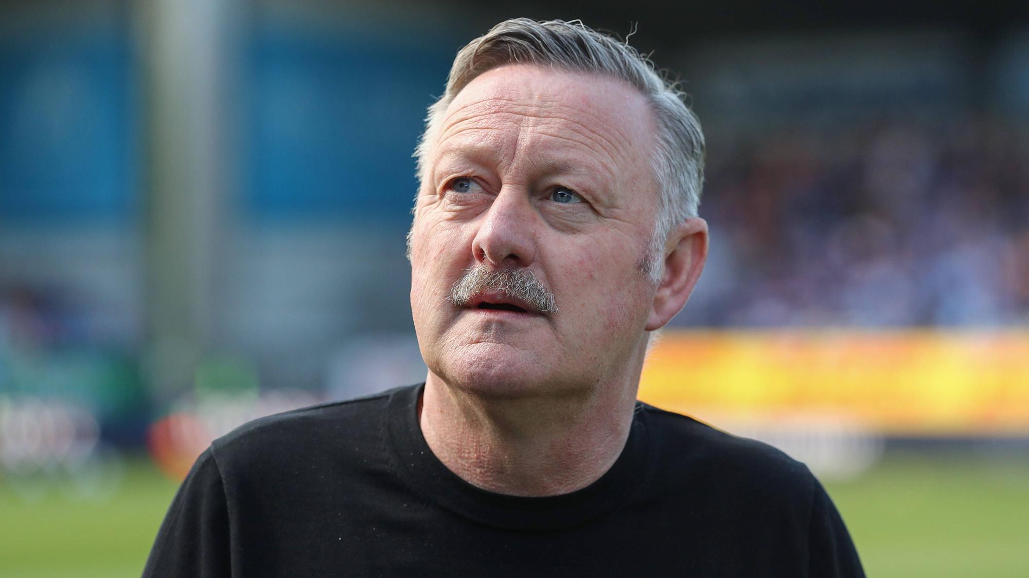Gladbach-Sportchef Roland Virkus am 26. April 2025 beim Duell gegen Holstein Kiel.