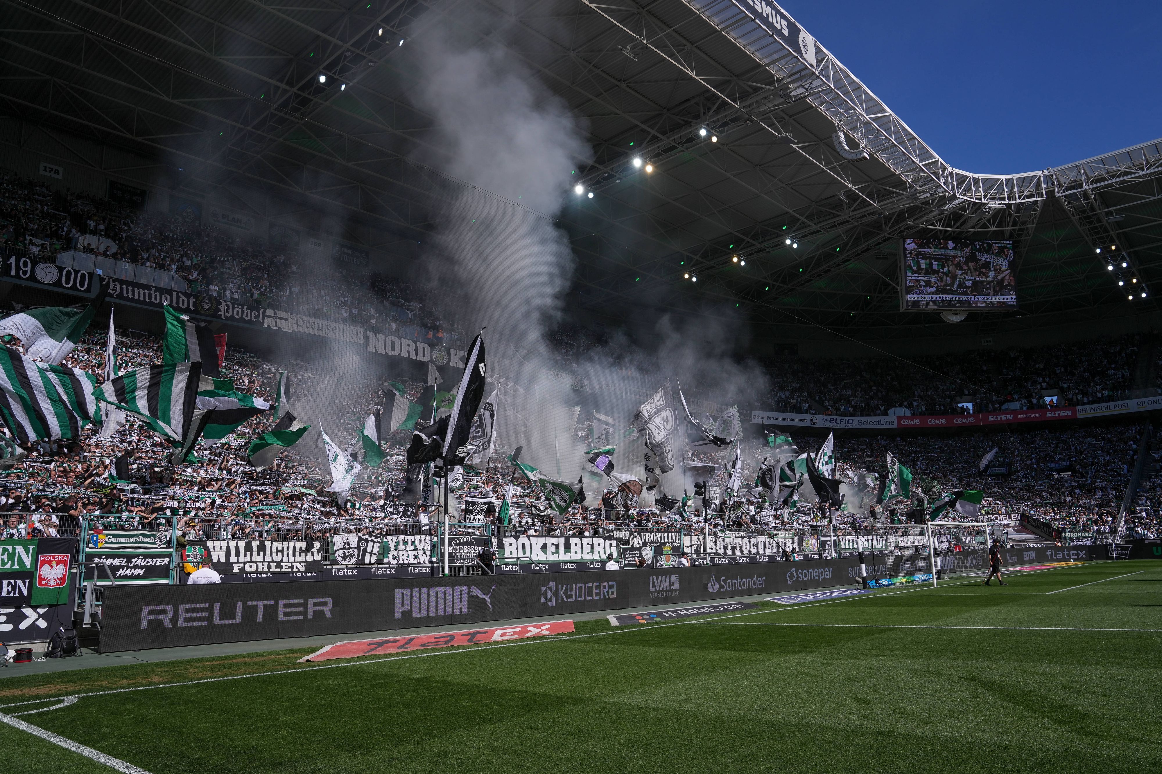 Die farbenfrohe Nordkurve im Borussia-Park beim Gladbach-Heimspiel gegen den SC Freiburg.