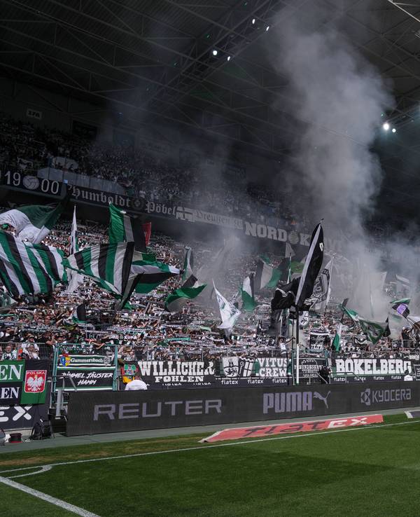 Die farbenfrohe Nordkurve im Borussia-Park beim Gladbach-Heimspiel gegen den SC Freiburg.