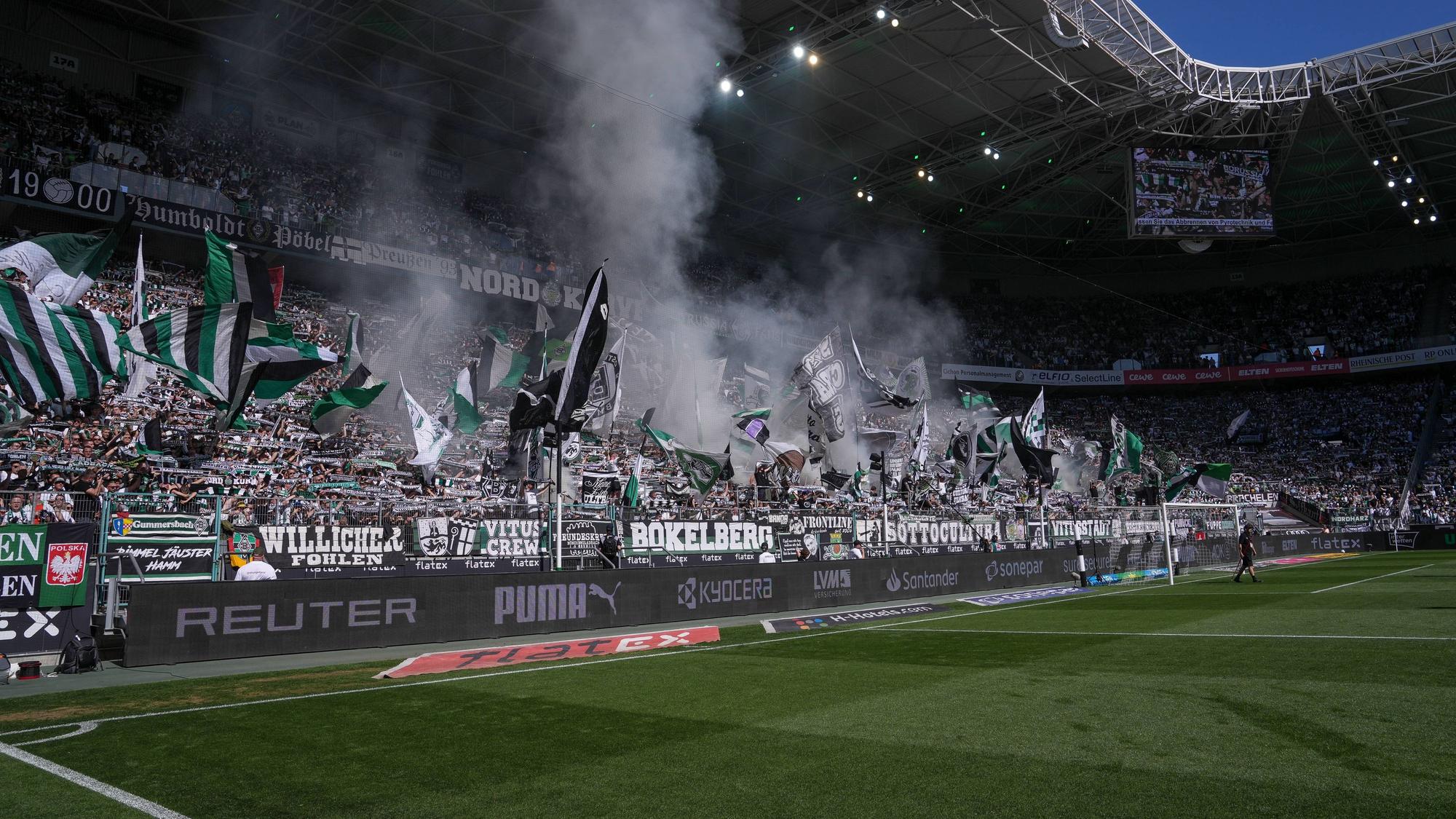 Die farbenfrohe Nordkurve im Borussia-Park beim Gladbach-Heimspiel gegen den SC Freiburg.