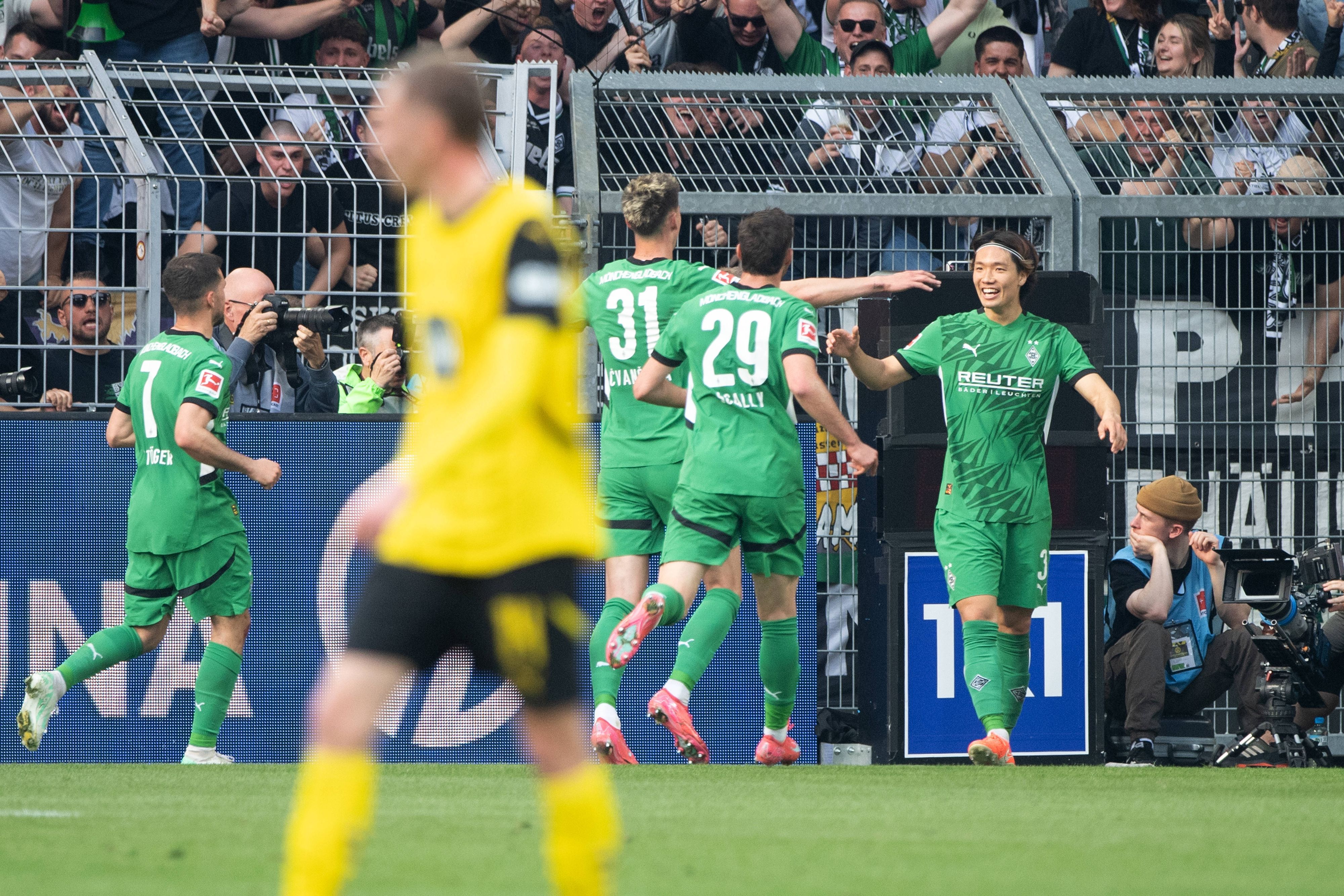 Ko Itakura jubelt nach seinem Tor in Dortmund.