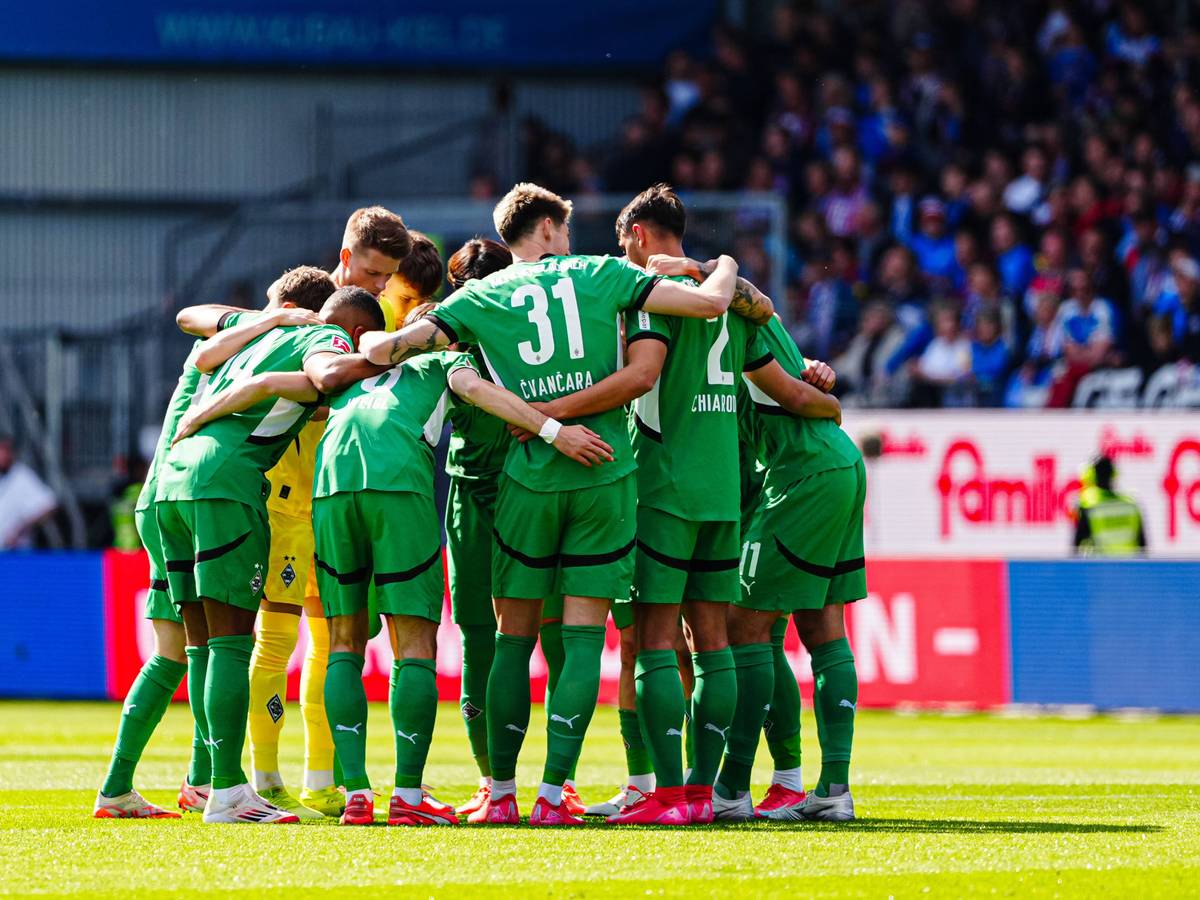 Spieler von Borussia Mönchengladbach bilden einen Kreis vor dem Spiel gegen Holstein Kiel.
