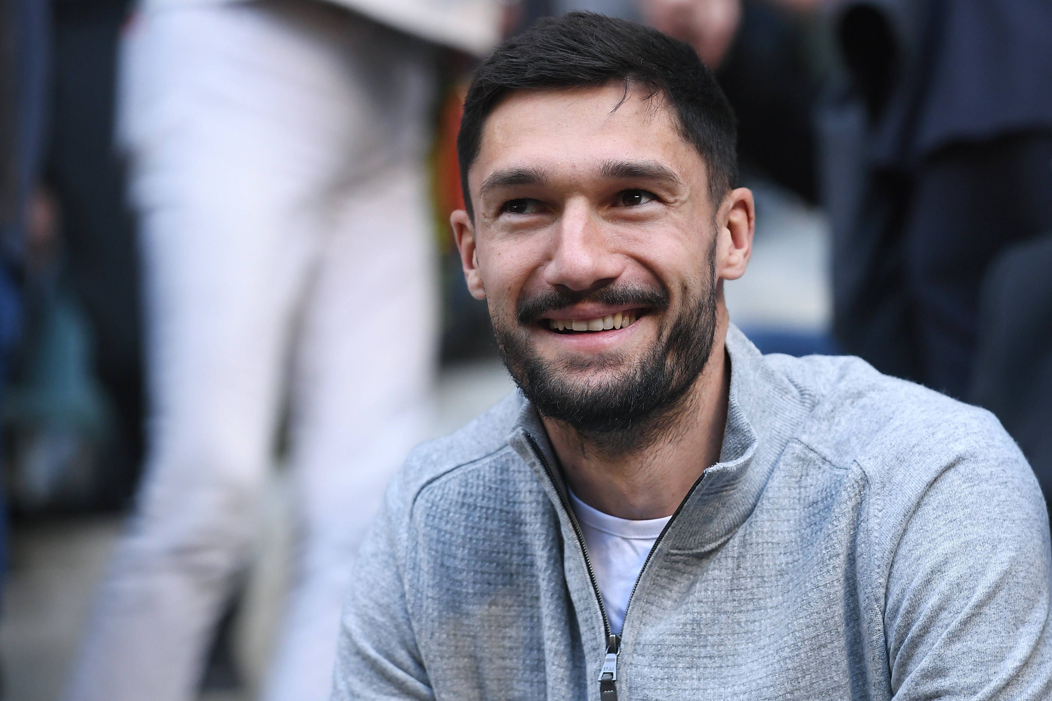 Tim Kleindienst lächelt in privater Kleidung auf der Tribüne.