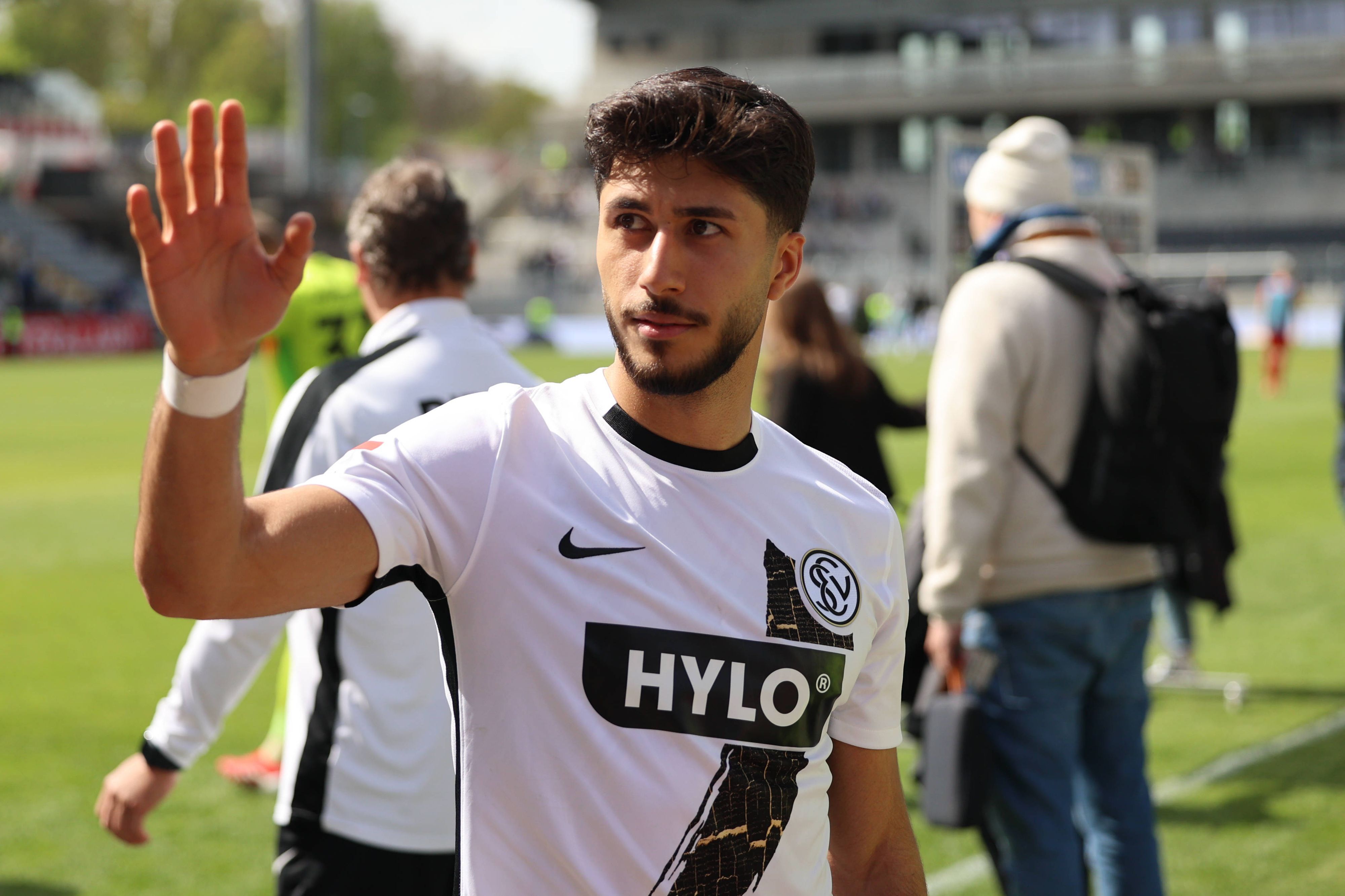 Muhammed Damar winkt nach einem Spiel der SV Elversberg.