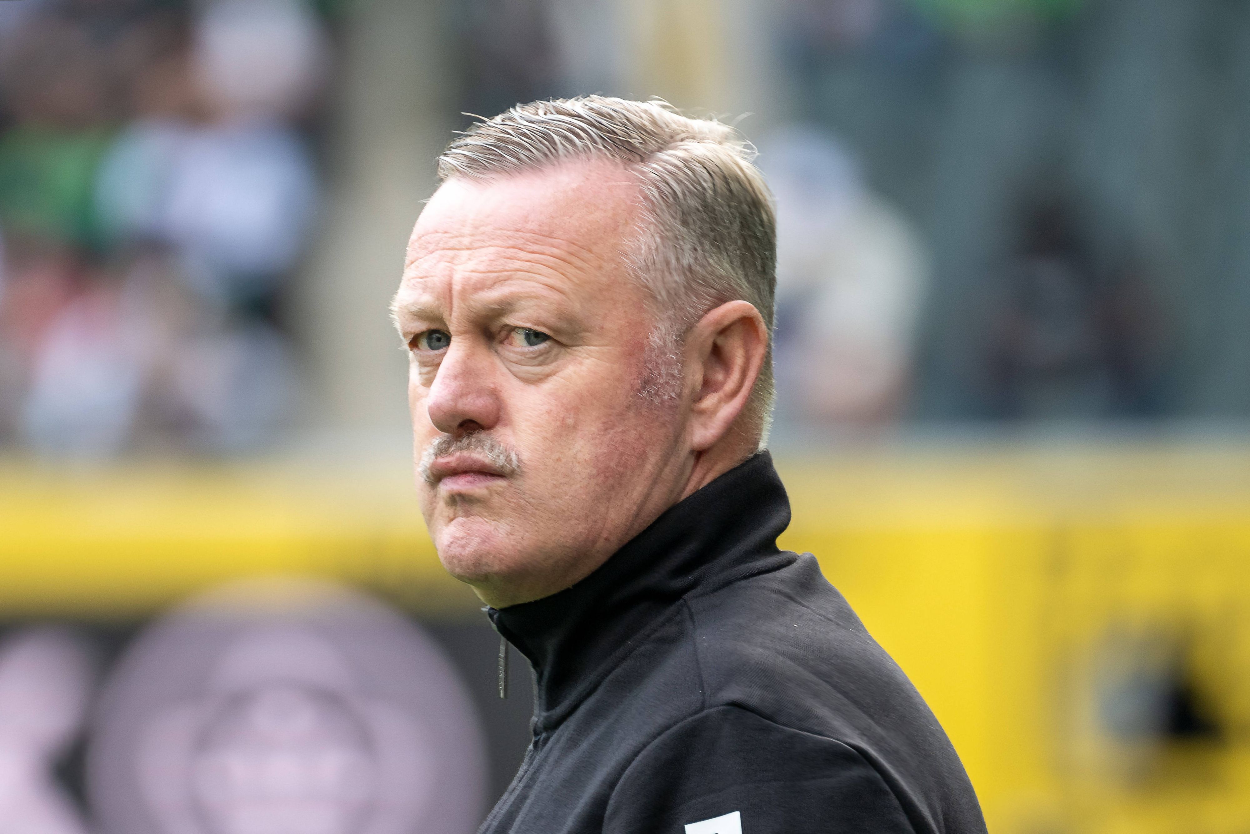 Roland Virkus blickt sich grimmig um.