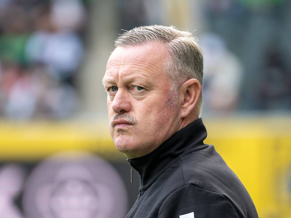 Roland Virkus blickt sich grimmig um.