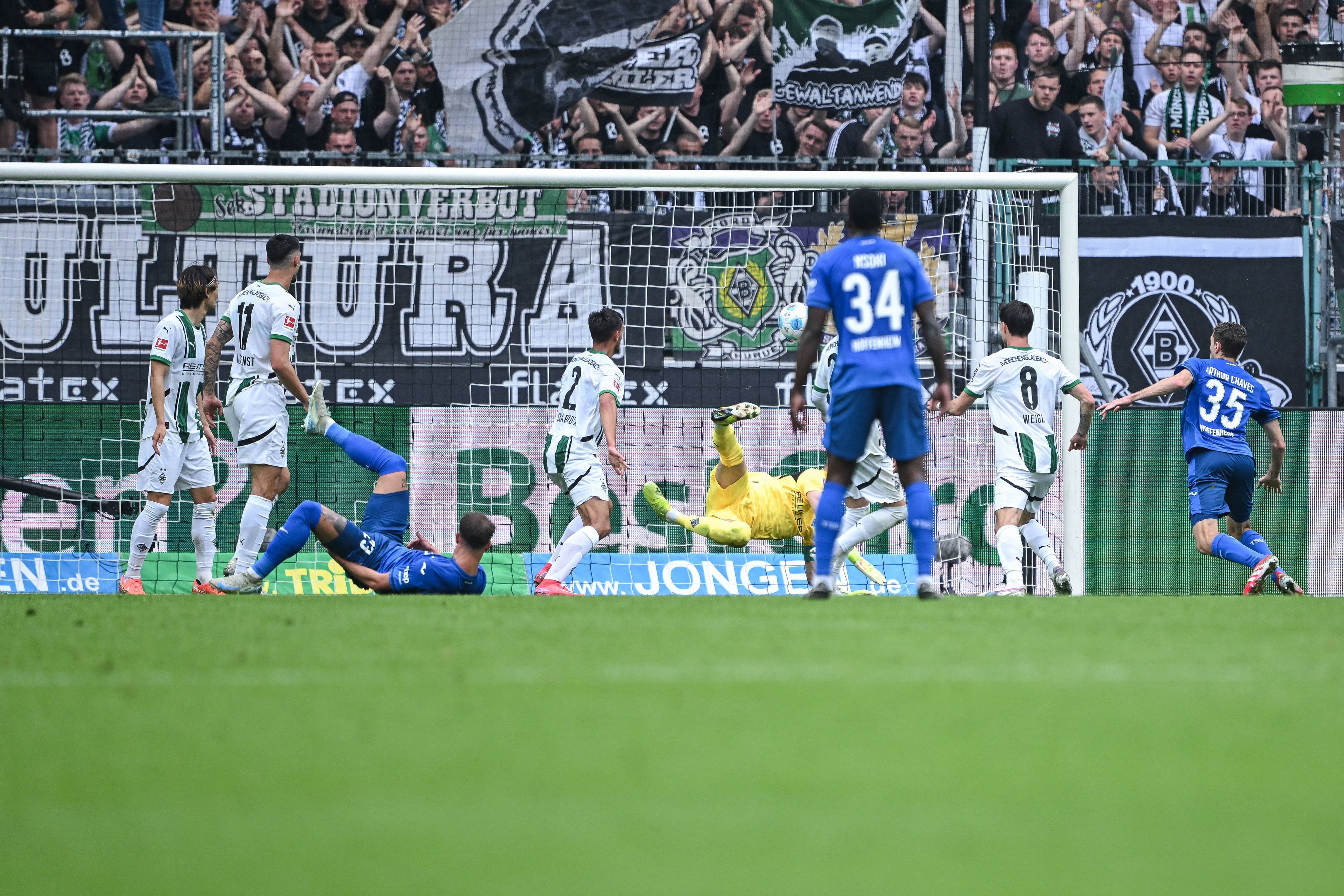 Der Strafraum von Borussia Mönchengladbach. Die Spieler schauen auf den Ball, der im Tor einschlägt.