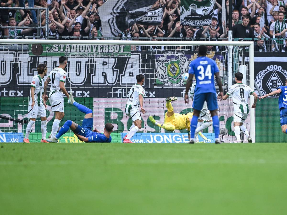 Der Strafraum von Borussia Mönchengladbach. Die Spieler schauen auf den Ball, der im Tor einschlägt.
