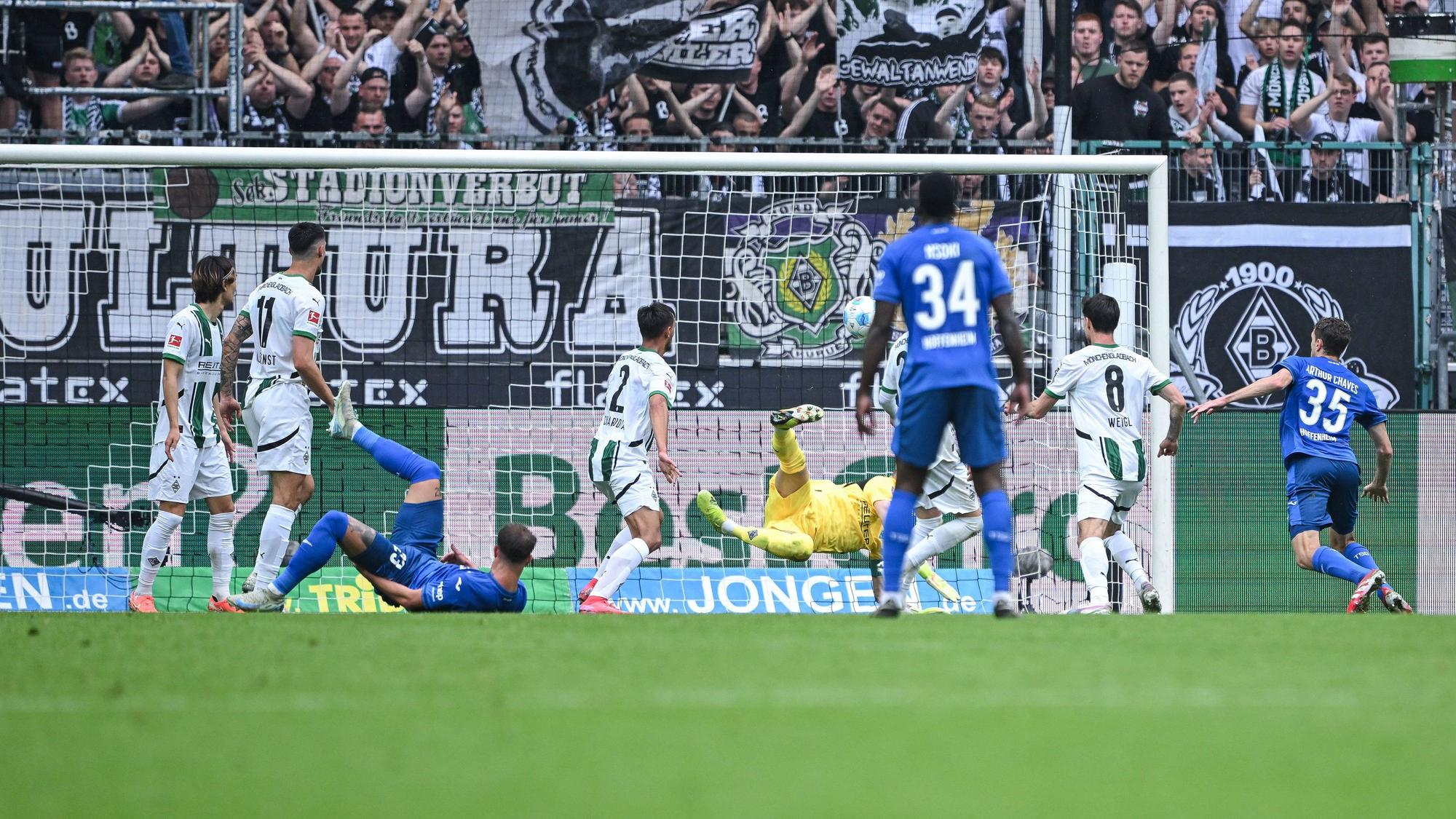 Der Strafraum von Borussia Mönchengladbach. Die Spieler schauen auf den Ball, der im Tor einschlägt.