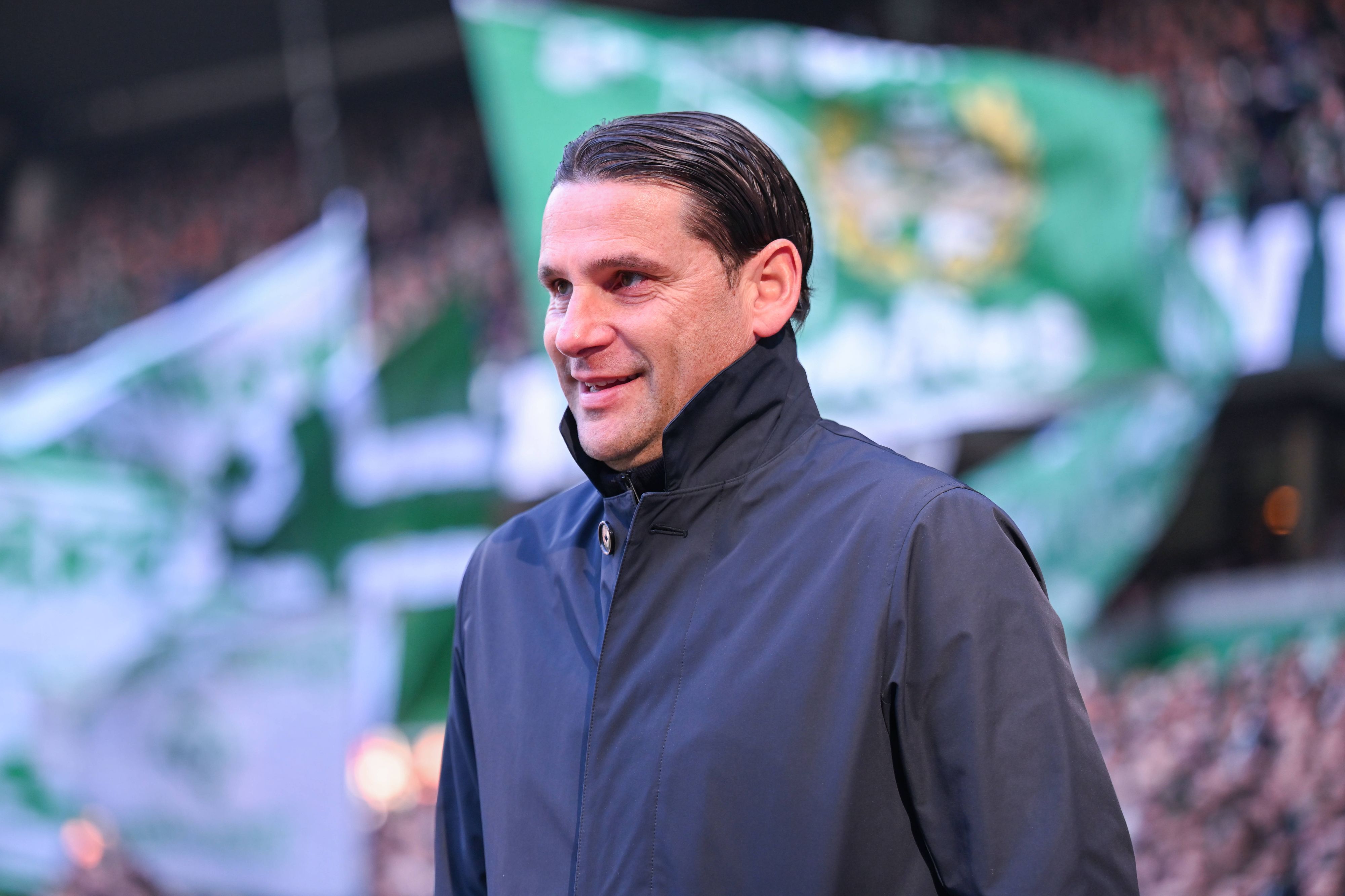 Gerardo Seoane steht zufrieden an der Seitenauslinie in Bremen.