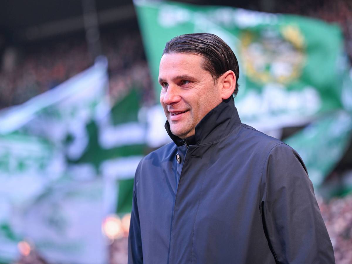 Gerardo Seoane steht zufrieden an der Seitenauslinie in Bremen.