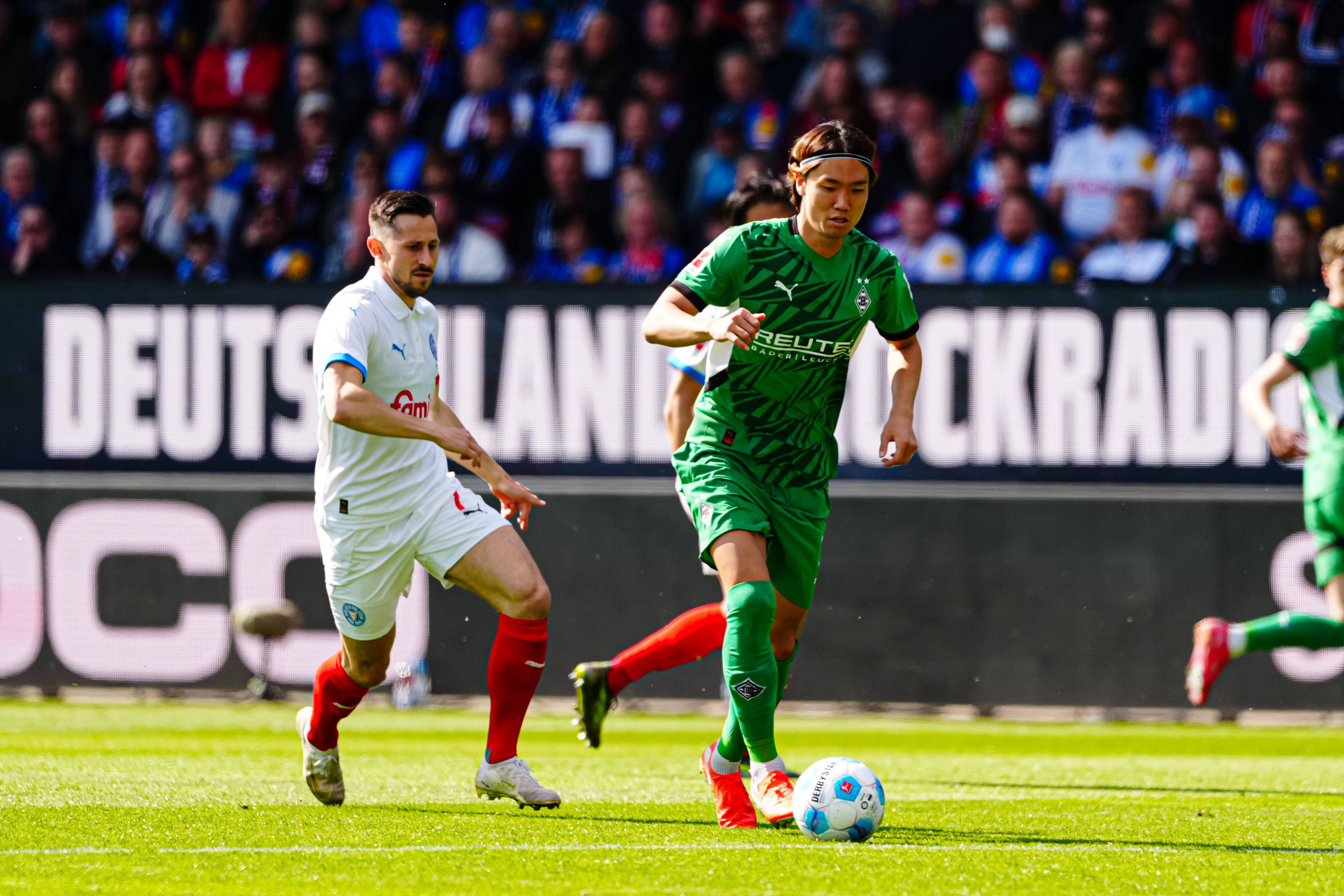 Ko Itakura beim Dribbling.