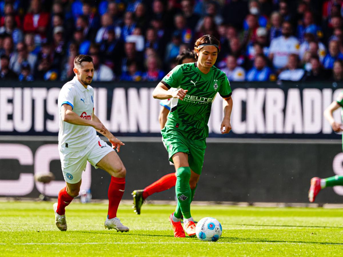 Ko Itakura beim Dribbling.