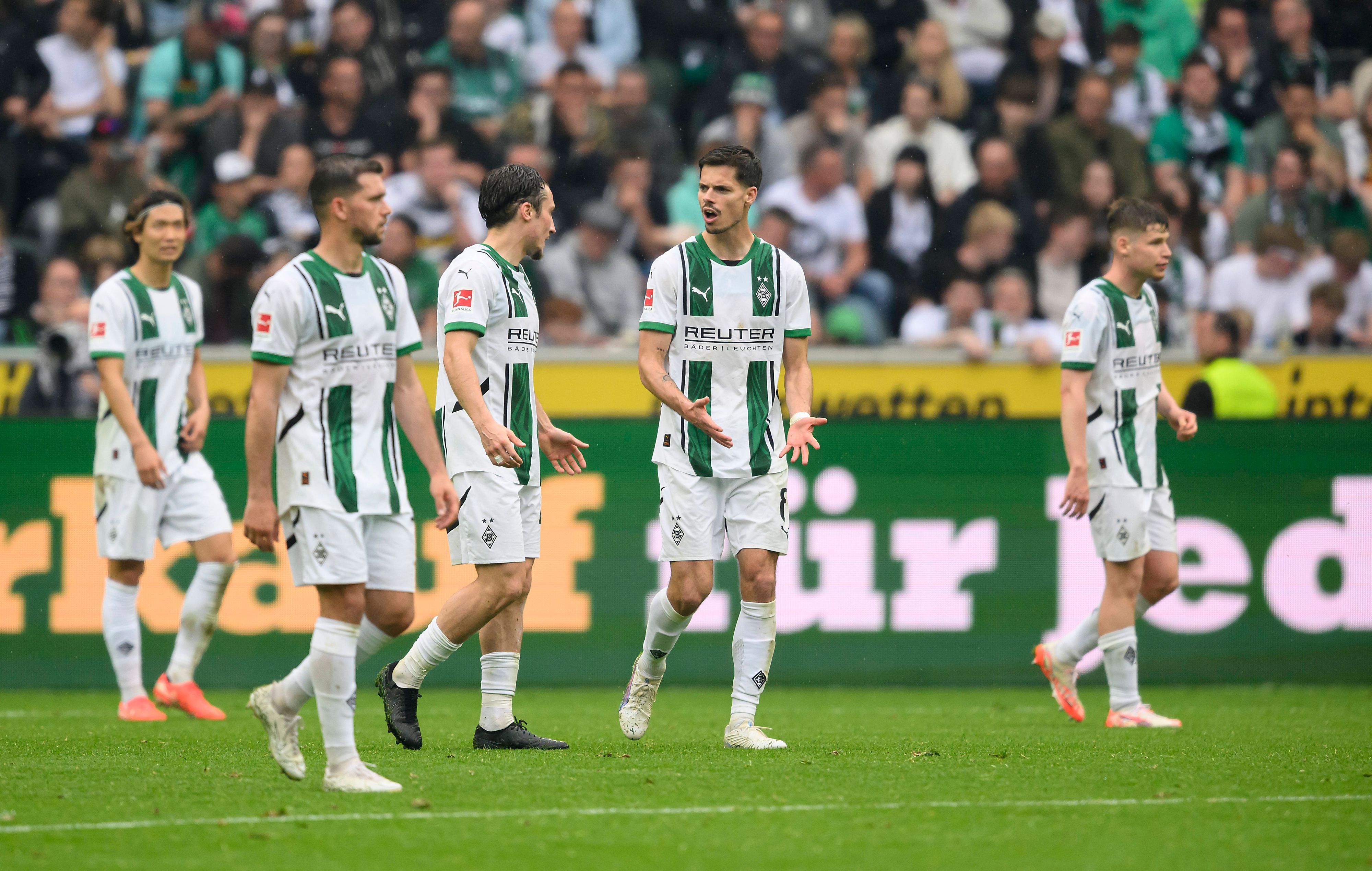 Die Gladbach-Spieler streiten sich auf dem Platz.