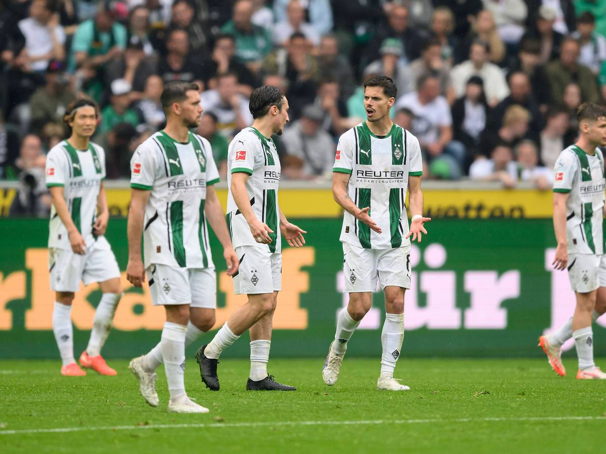 Die Gladbach-Spieler streiten sich auf dem Platz.